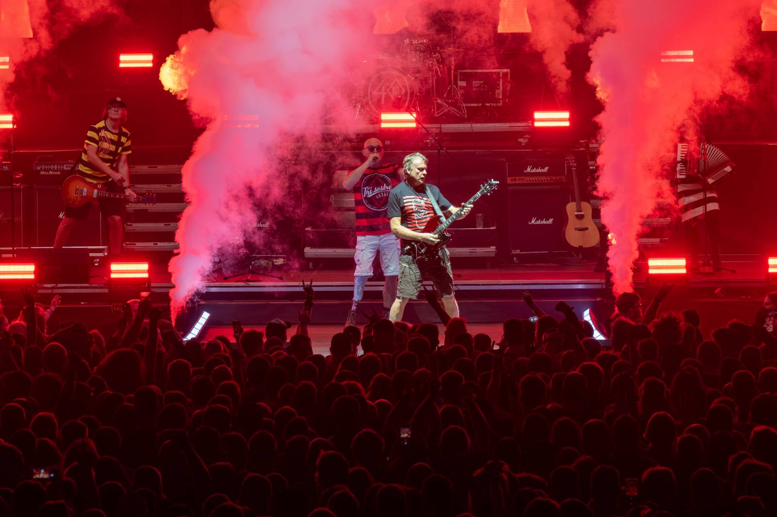 Tři sestry a Trautenberk rozjeli v O2 areně zatraceně dobrý večírek. Pilo se a tančilo na pódiu i pod ním