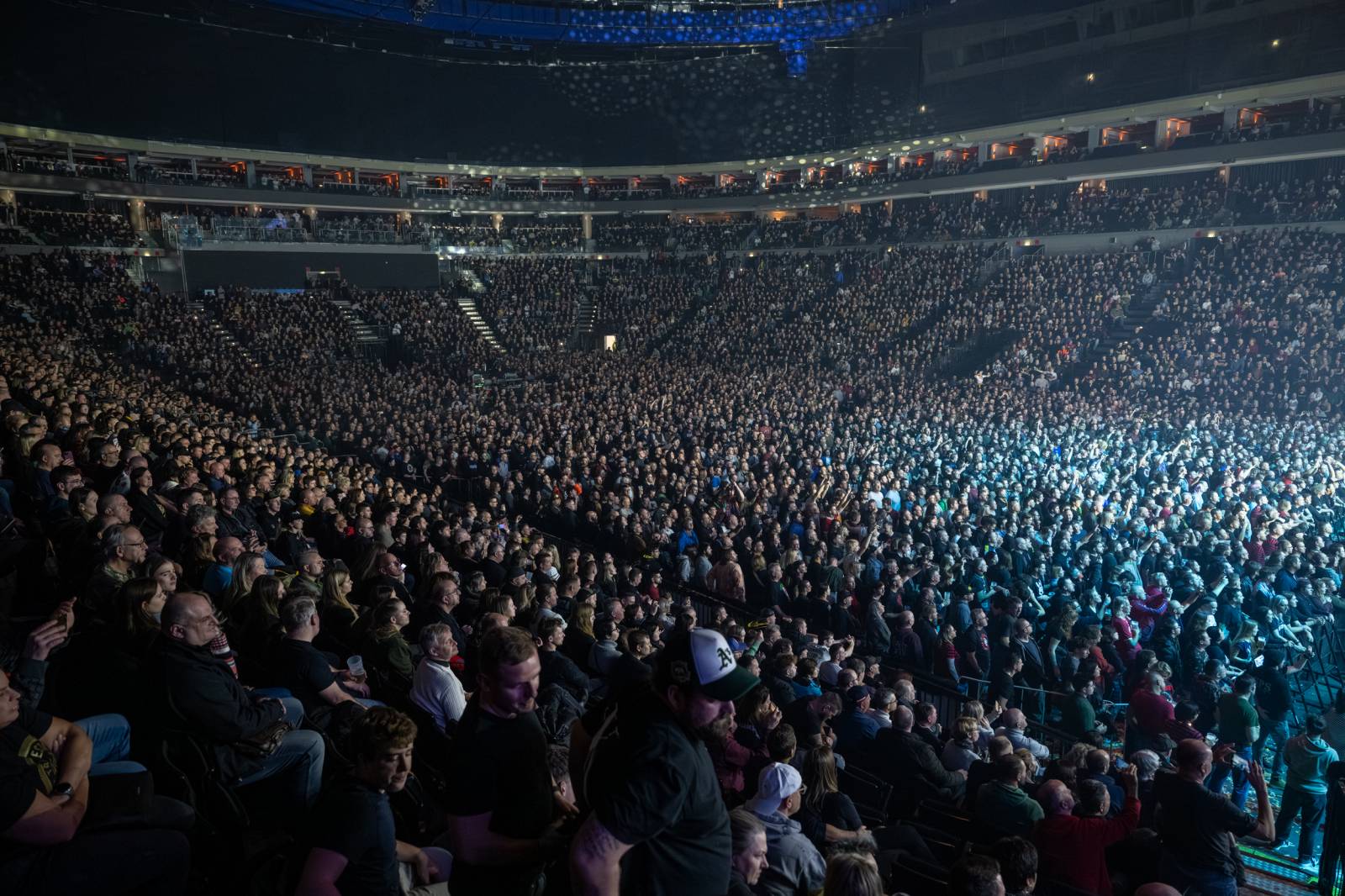 Tři sestry a Trautenberk rozjeli v O2 areně zatraceně dobrý večírek. Pilo se a tančilo na pódiu i pod ním