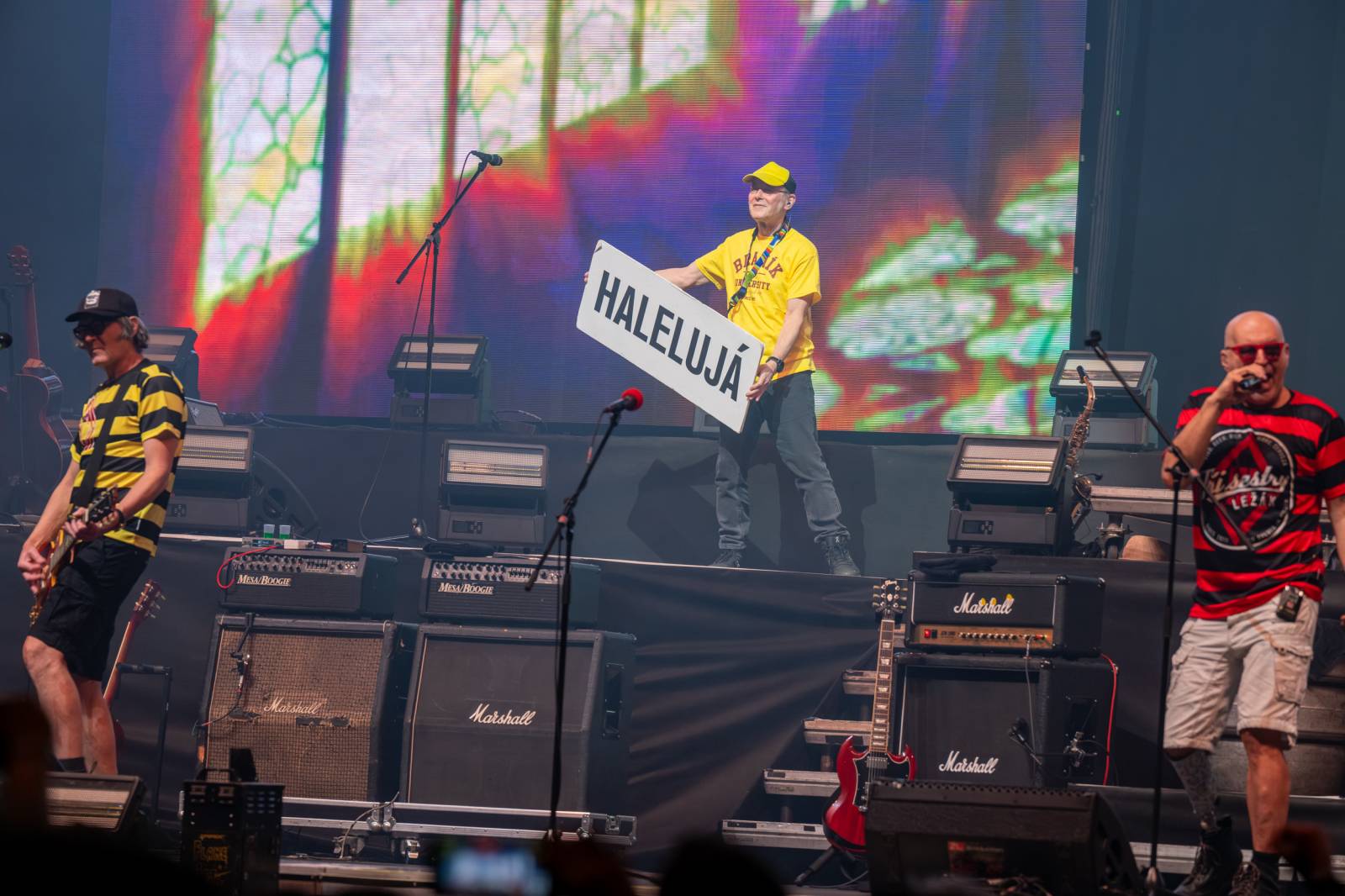 Tři sestry a Trautenberk rozjeli v O2 areně zatraceně dobrý večírek. Pilo se a tančilo na pódiu i pod ním