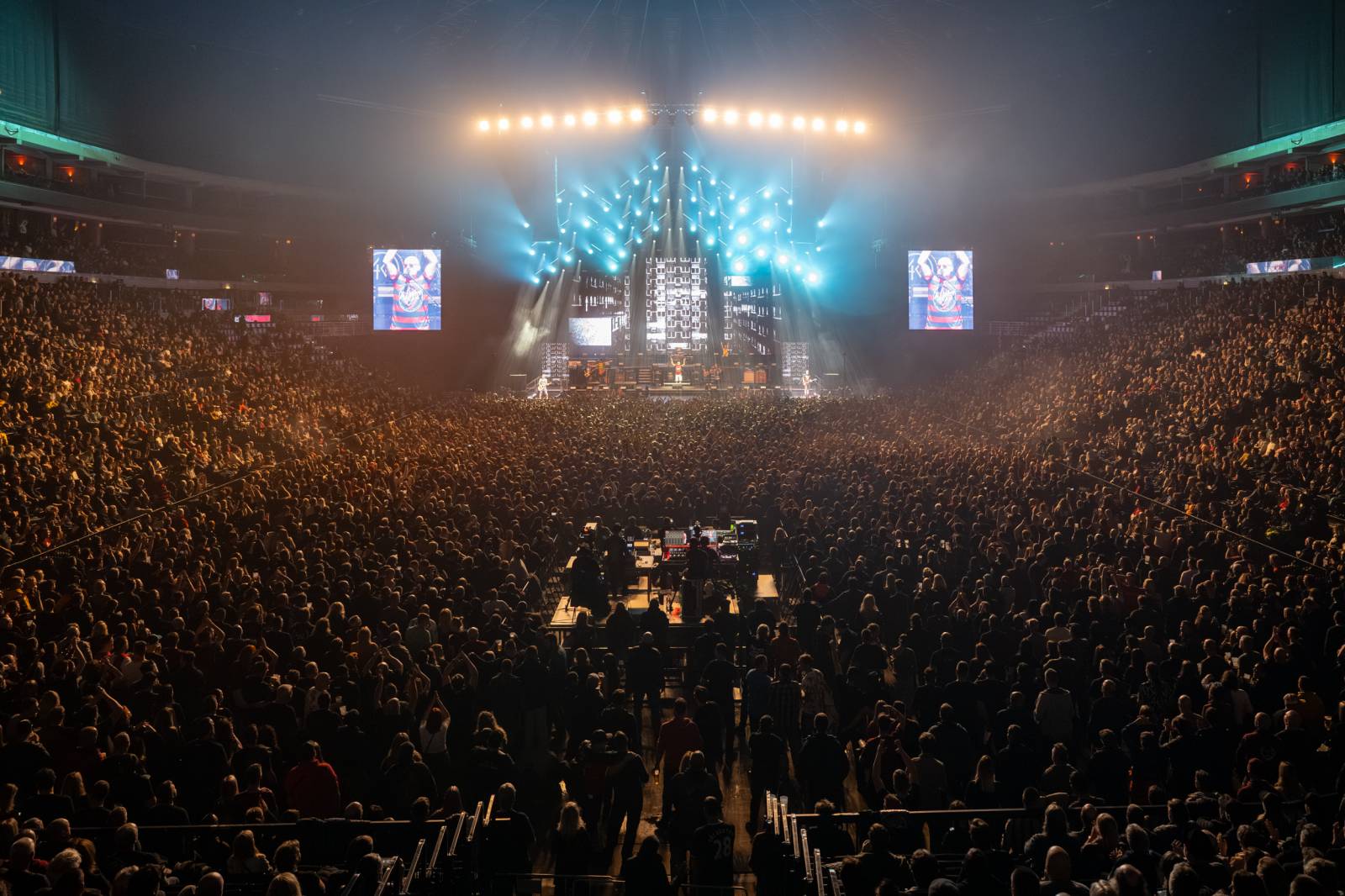 Tři sestry a Trautenberk rozjeli v O2 areně zatraceně dobrý večírek. Pilo se a tančilo na pódiu i pod ním