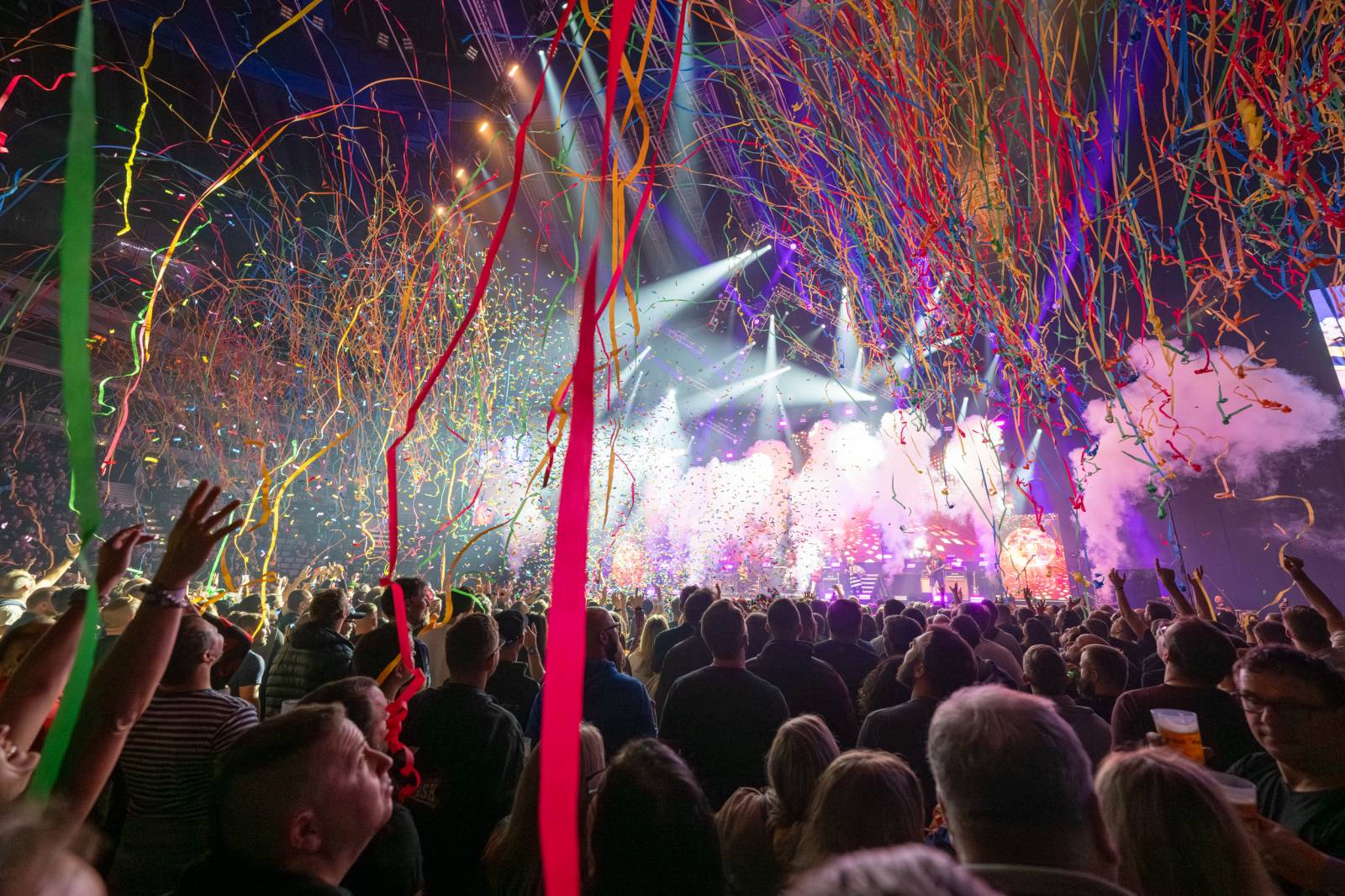 Tři sestry a Trautenberk rozjeli v O2 areně zatraceně dobrý večírek. Pilo se a tančilo na pódiu i pod ním