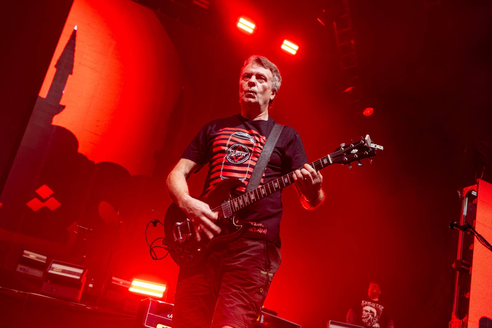 Tři sestry a Trautenberk rozjeli v O2 areně zatraceně dobrý večírek. Pilo se a tančilo na pódiu i pod ním