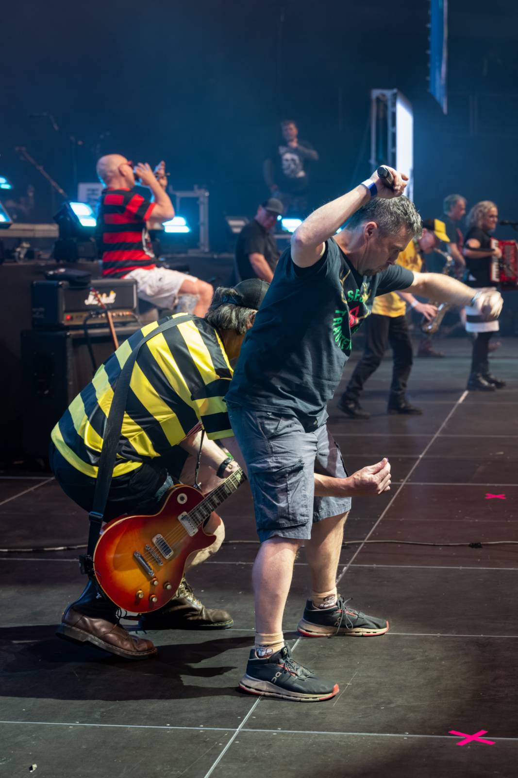 Tři sestry a Trautenberk rozjeli v O2 areně zatraceně dobrý večírek. Pilo se a tančilo na pódiu i pod ním