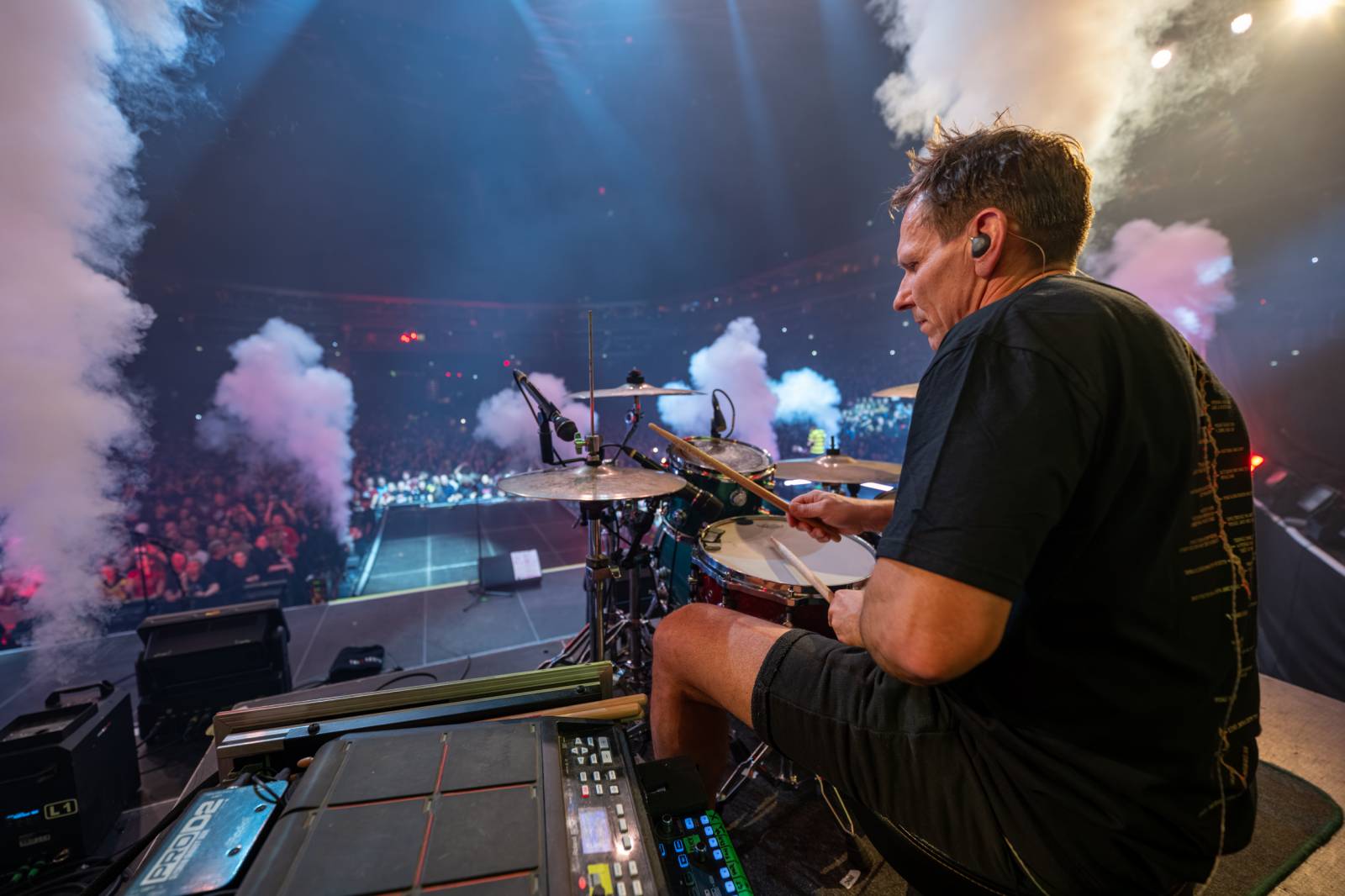 Tři sestry a Trautenberk rozjeli v O2 areně zatraceně dobrý večírek. Pilo se a tančilo na pódiu i pod ním