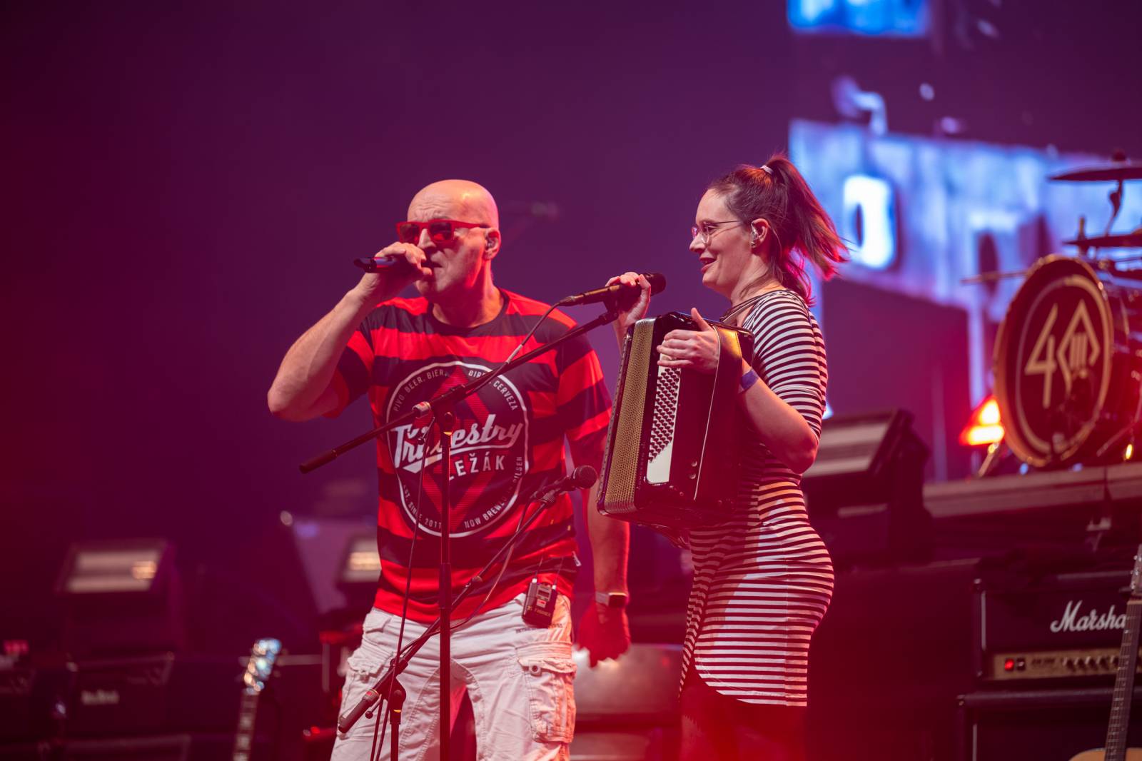 Tři sestry a Trautenberk rozjeli v O2 areně zatraceně dobrý večírek. Pilo se a tančilo na pódiu i pod ním