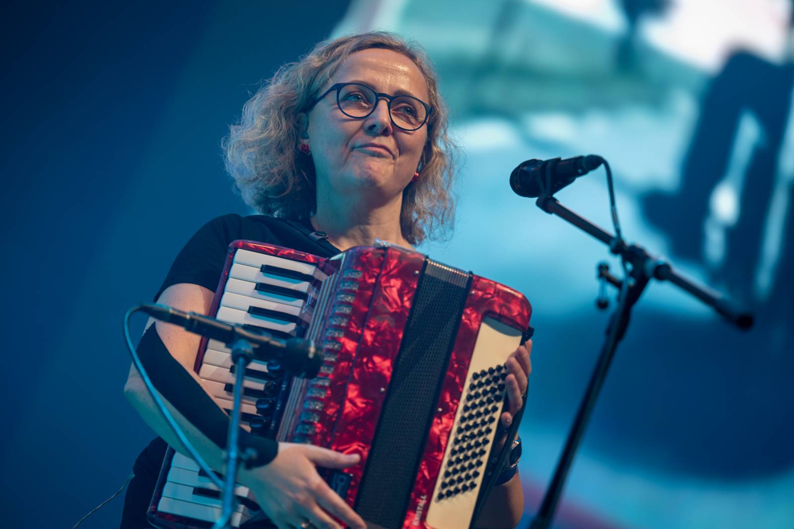 Tři sestry a Trautenberk rozjeli v O2 areně zatraceně dobrý večírek. Pilo se a tančilo na pódiu i pod ním