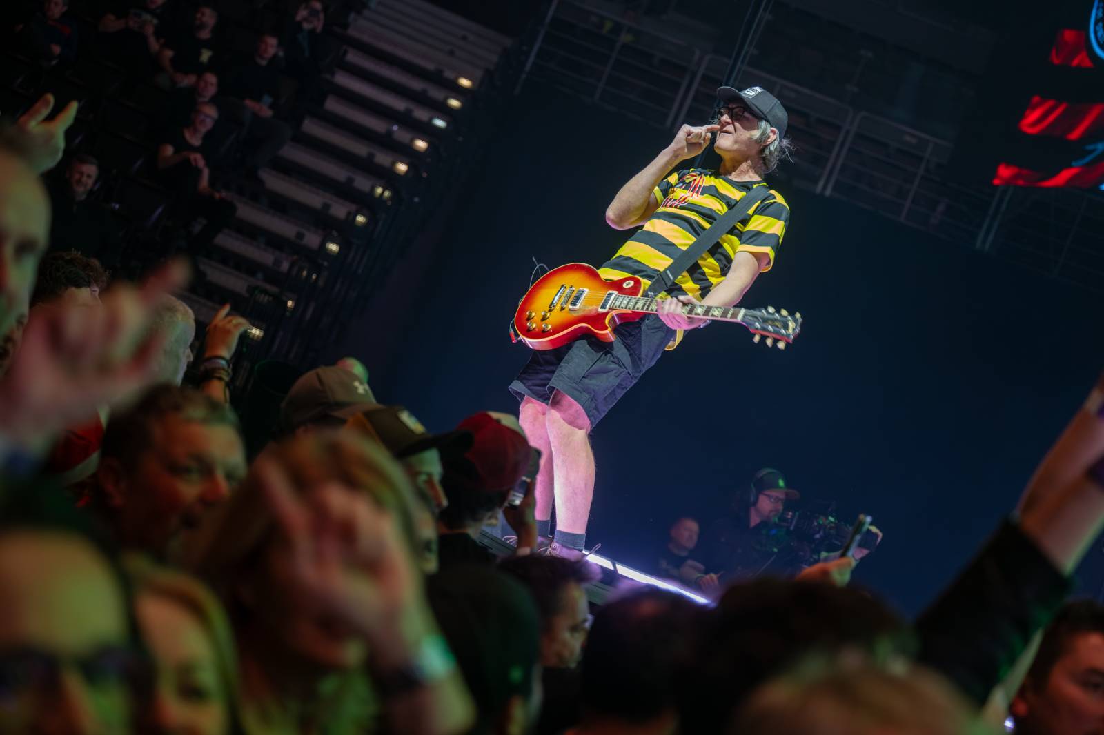 Tři sestry a Trautenberk rozjeli v O2 areně zatraceně dobrý večírek. Pilo se a tančilo na pódiu i pod ním