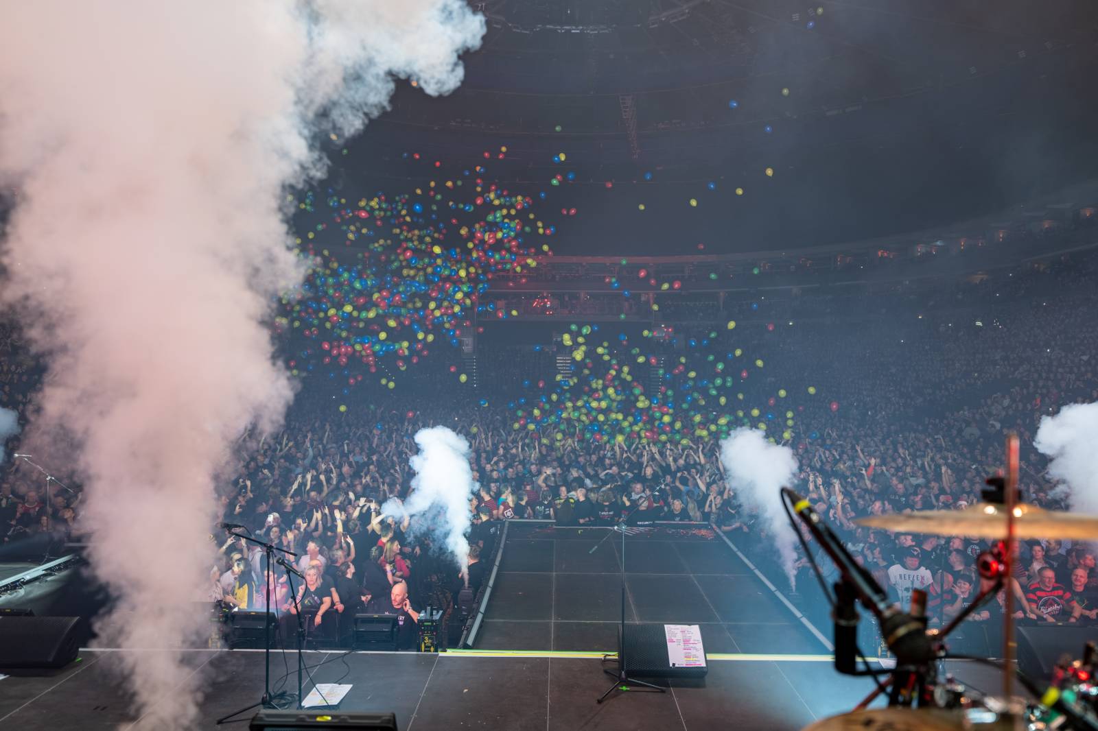 Tři sestry a Trautenberk rozjeli v O2 areně zatraceně dobrý večírek. Pilo se a tančilo na pódiu i pod ním