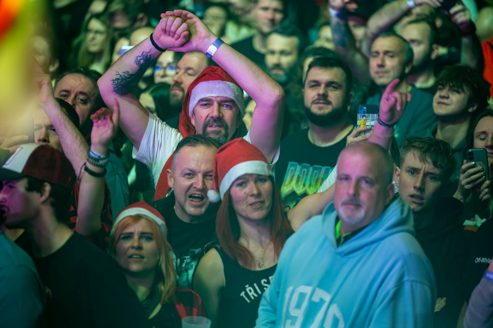 Tři sestry a Trautenberk rozjeli v O2 areně zatraceně dobrý večírek. Pilo se a tančilo na pódiu i pod ním