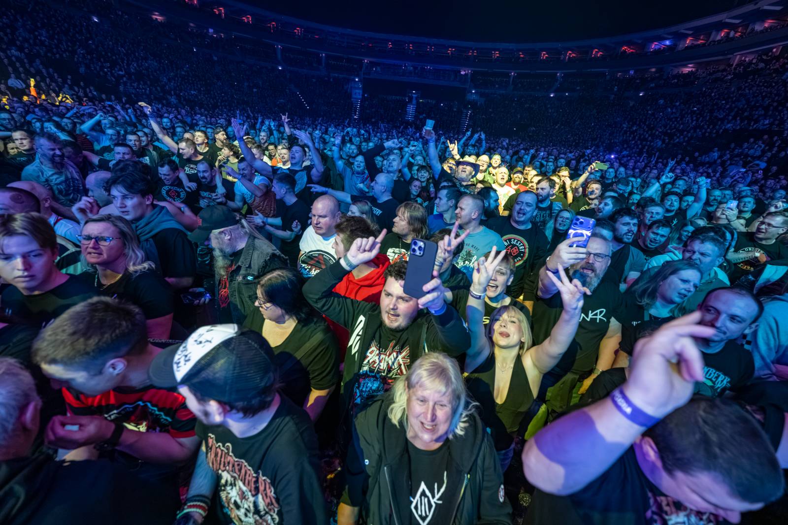 Tři sestry a Trautenberk rozjeli v O2 areně zatraceně dobrý večírek. Pilo se a tančilo na pódiu i pod ním