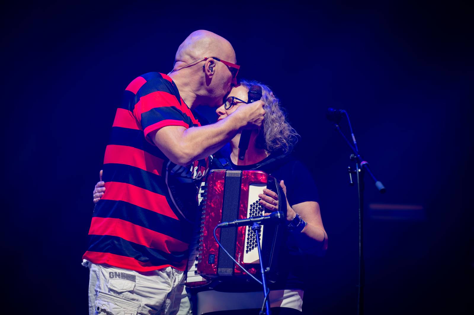 Tři sestry a Trautenberk rozjeli v O2 areně zatraceně dobrý večírek. Pilo se a tančilo na pódiu i pod ním