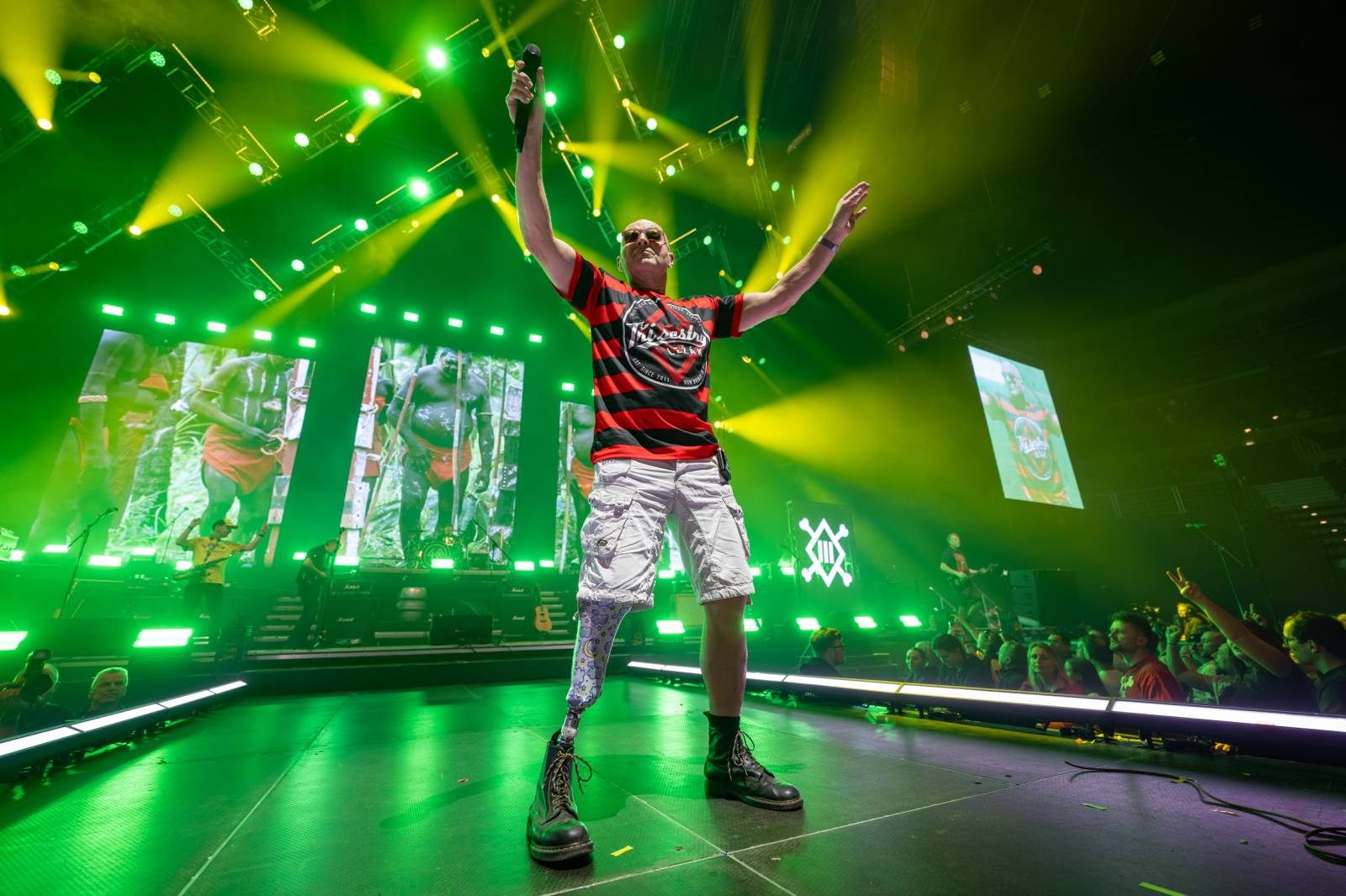 Tři sestry a Trautenberk rozjeli v O2 areně zatraceně dobrý večírek. Pilo se a tančilo na pódiu i pod ním