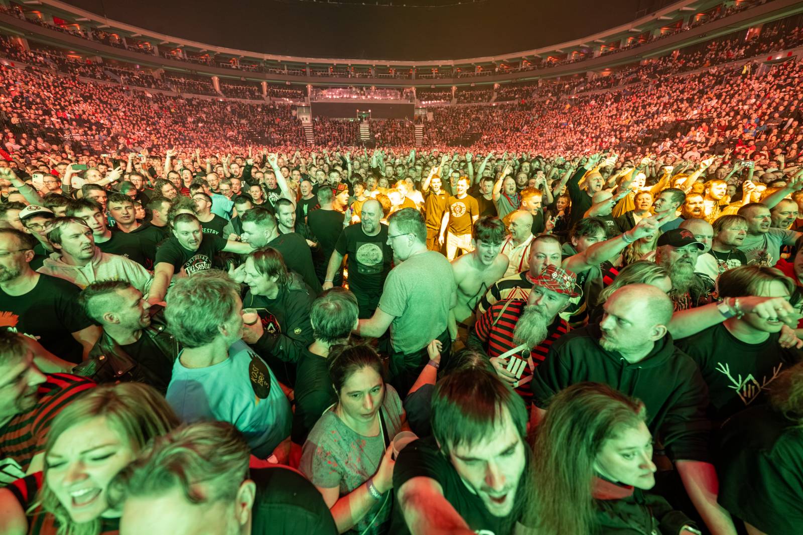 Tři sestry a Trautenberk rozjeli v O2 areně zatraceně dobrý večírek. Pilo se a tančilo na pódiu i pod ním