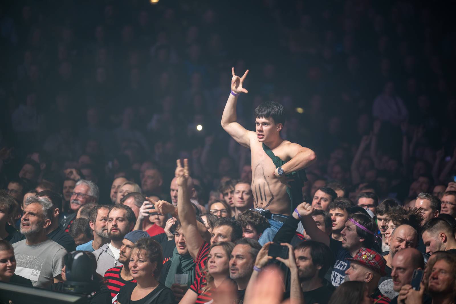 Tři sestry a Trautenberk rozjeli v O2 areně zatraceně dobrý večírek. Pilo se a tančilo na pódiu i pod ním