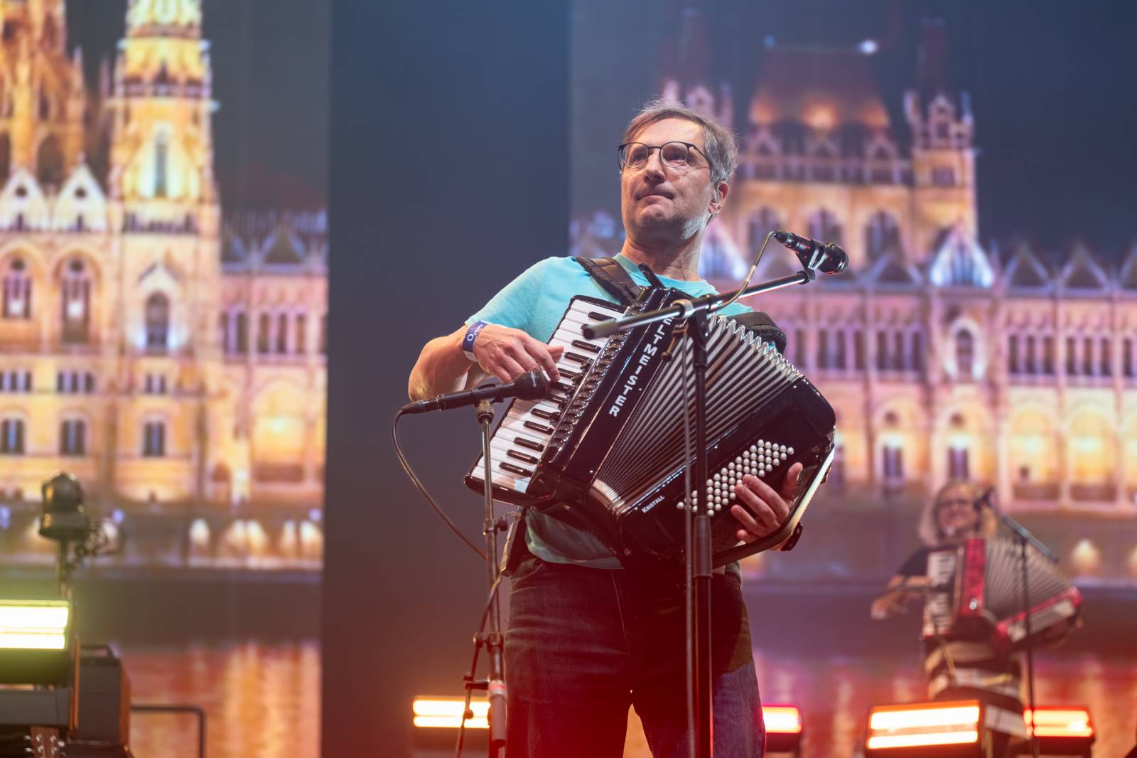 Tři sestry a Trautenberk rozjeli v O2 areně zatraceně dobrý večírek. Pilo se a tančilo na pódiu i pod ním