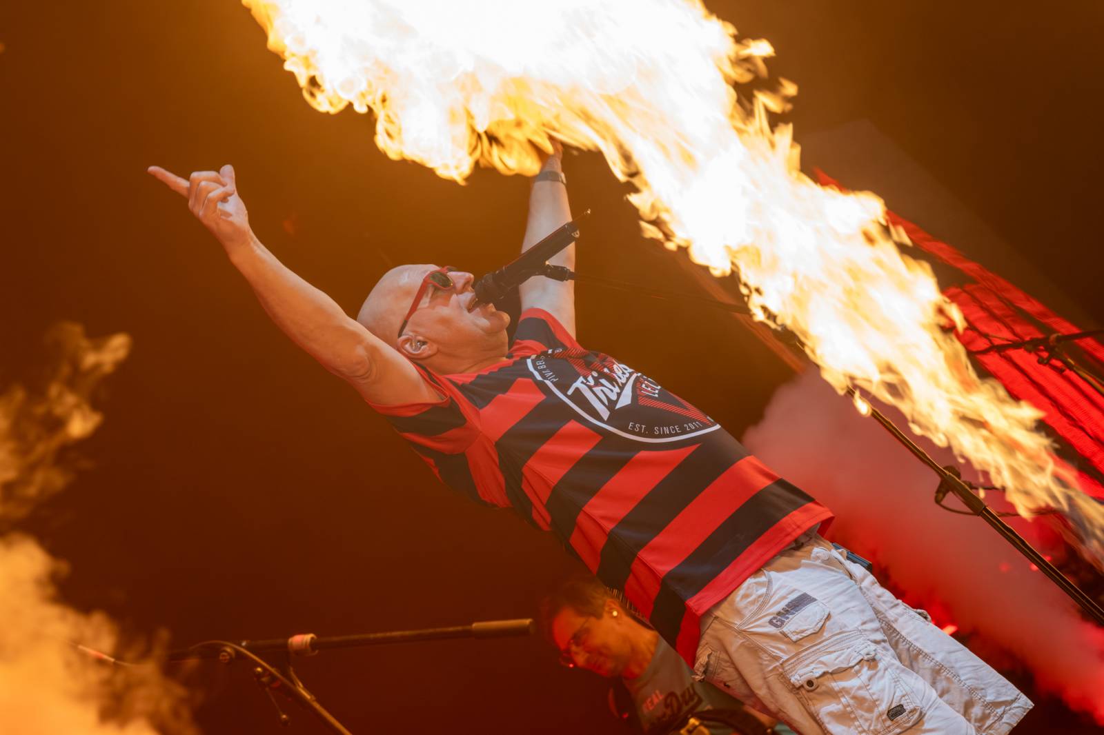 Tři sestry a Trautenberk rozjeli v O2 areně zatraceně dobrý večírek. Pilo se a tančilo na pódiu i pod ním