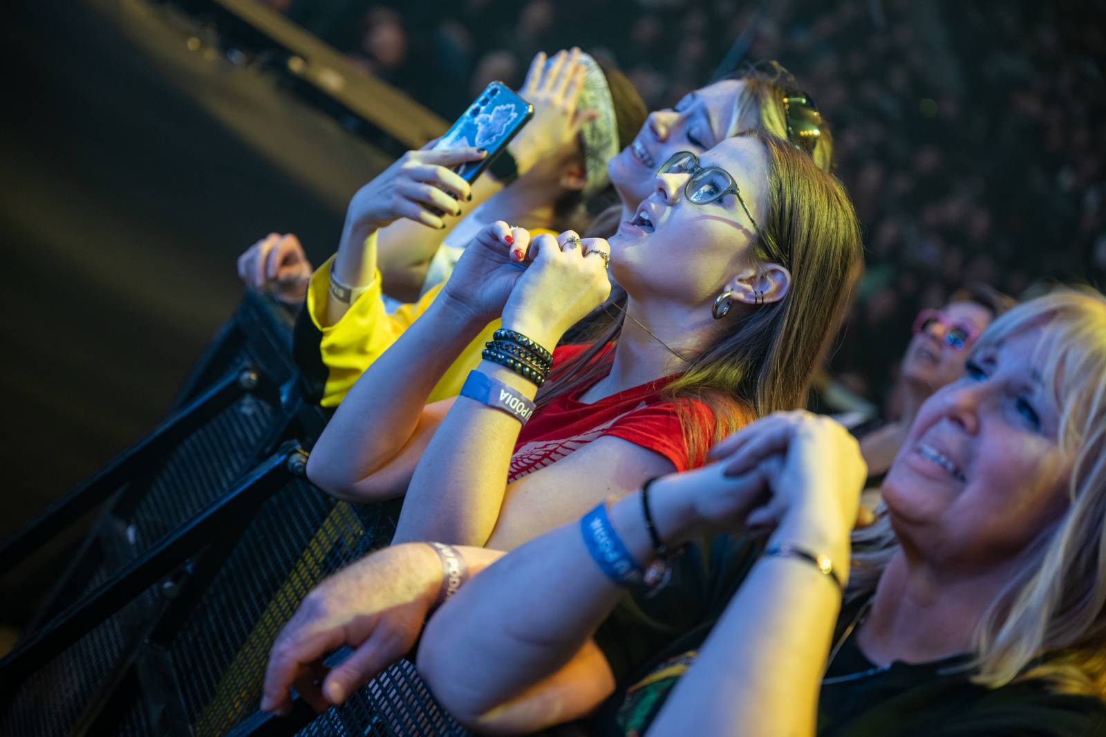 Tři sestry a Trautenberk rozjeli v O2 areně zatraceně dobrý večírek. Pilo se a tančilo na pódiu i pod ním