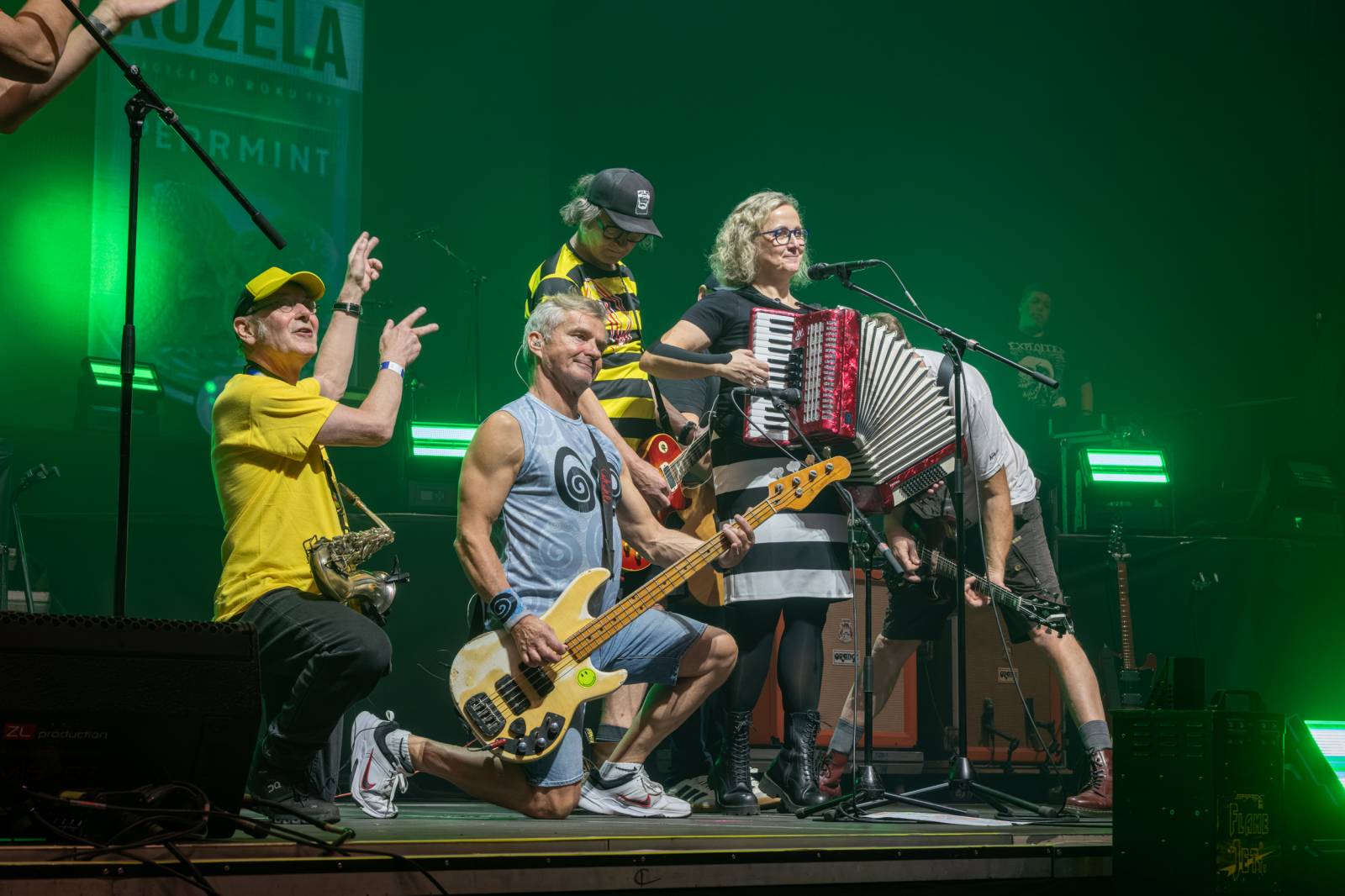 Tři sestry a Trautenberk rozjeli v O2 areně zatraceně dobrý večírek. Pilo se a tančilo na pódiu i pod ním