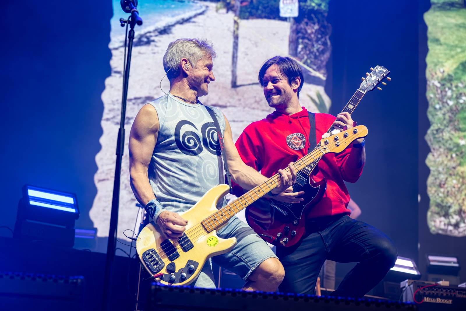 Tři sestry a Trautenberk rozjeli v O2 areně zatraceně dobrý večírek. Pilo se a tančilo na pódiu i pod ním