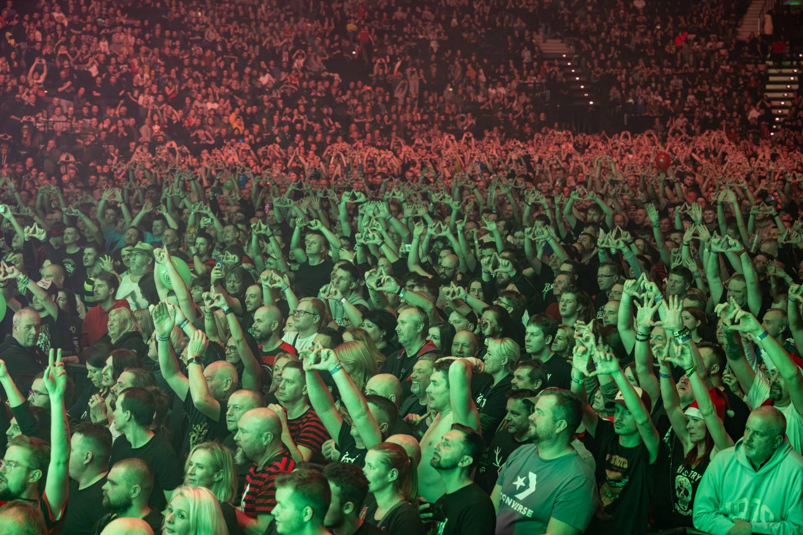 Tři sestry a Trautenberk rozjeli v O2 areně zatraceně dobrý večírek. Pilo se a tančilo na pódiu i pod ním