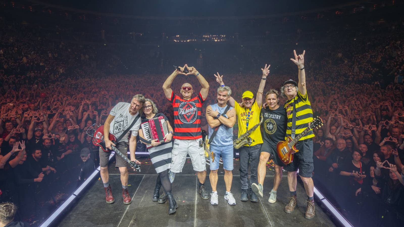 Tři sestry a Trautenberk rozjeli v O2 areně zatraceně dobrý večírek. Pilo se a tančilo na pódiu i pod ním