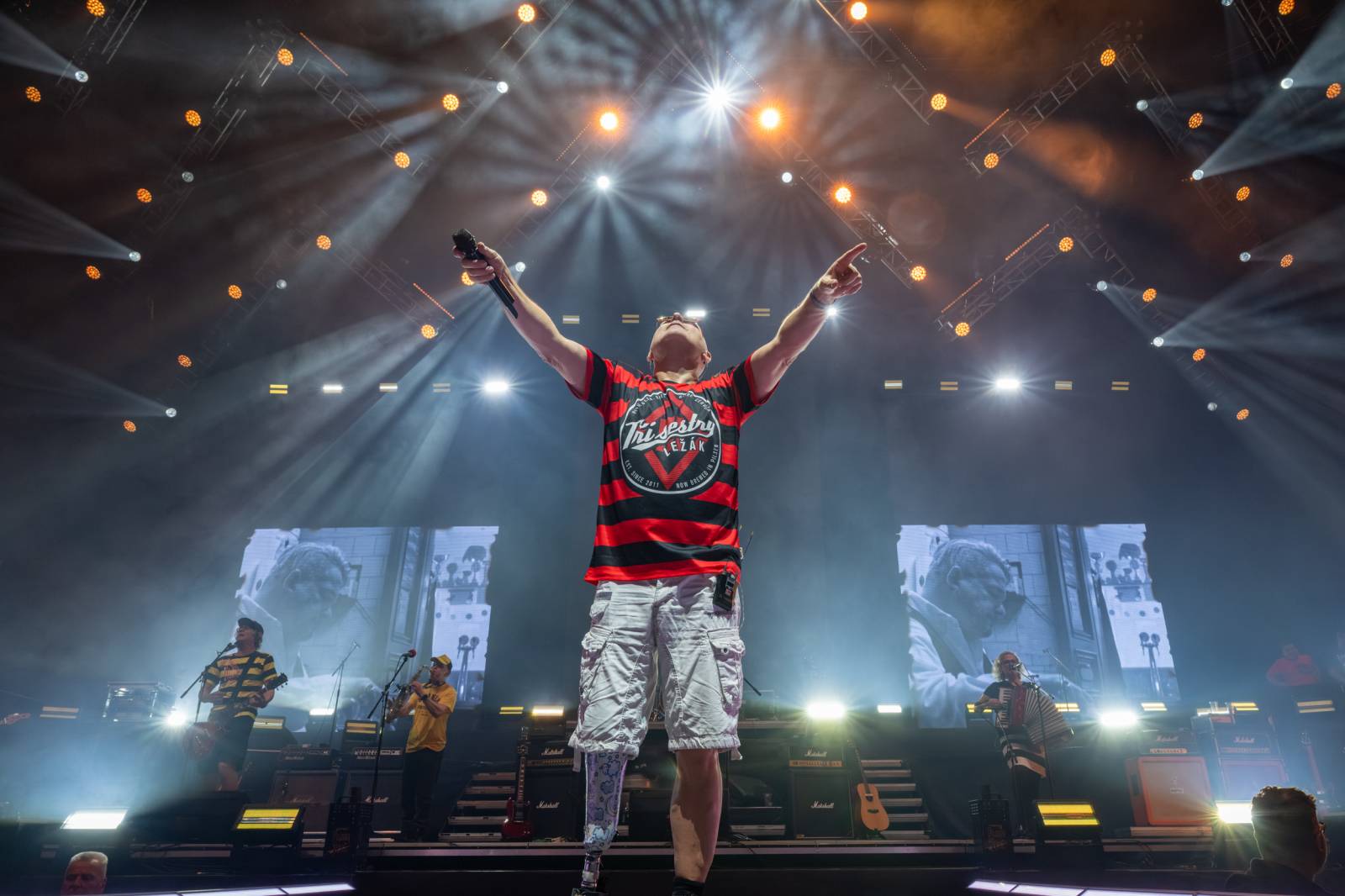 Tři sestry a Trautenberk rozjeli v O2 areně zatraceně dobrý večírek. Pilo se a tančilo na pódiu i pod ním