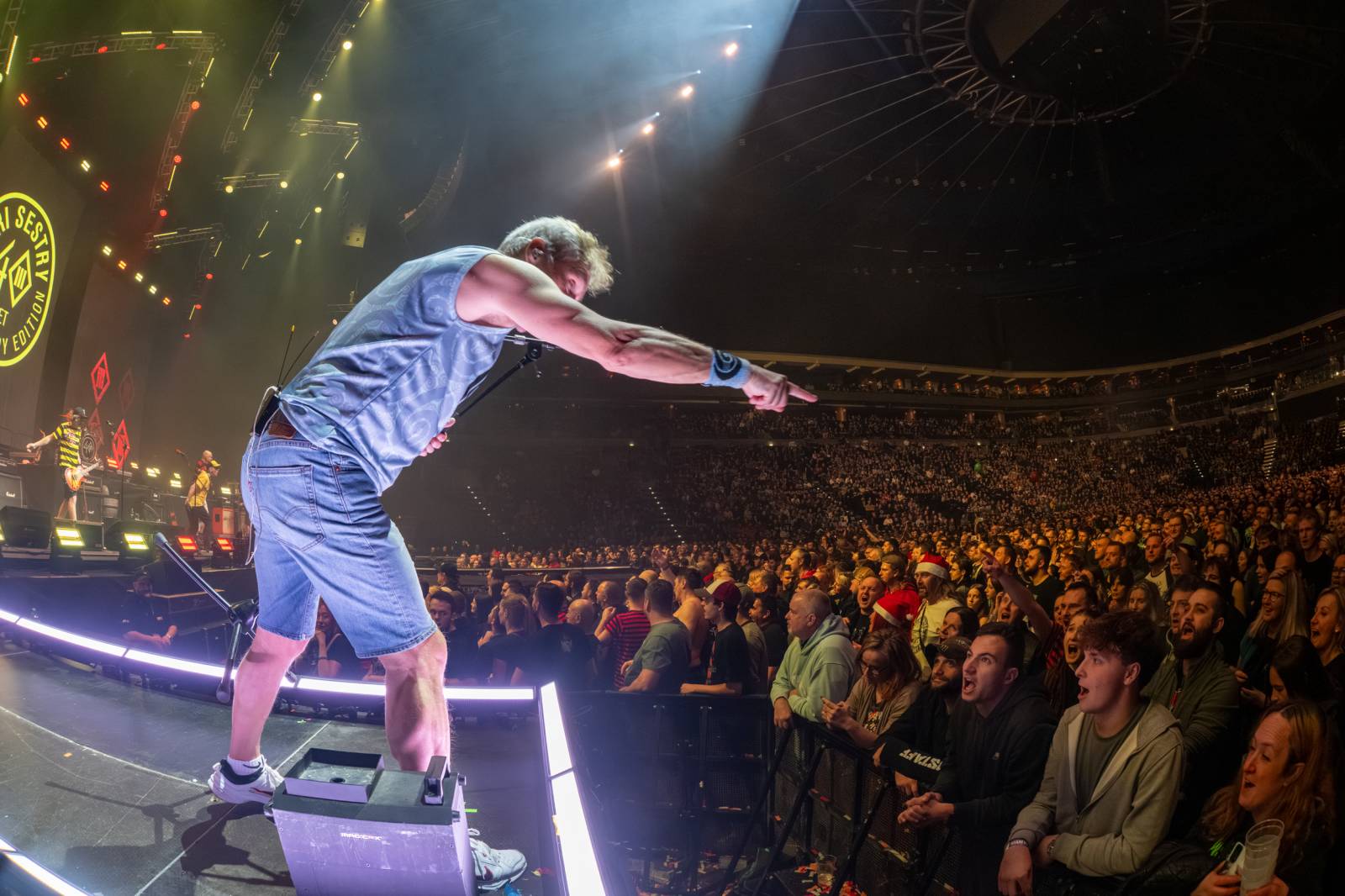 Tři sestry a Trautenberk rozjeli v O2 areně zatraceně dobrý večírek. Pilo se a tančilo na pódiu i pod ním