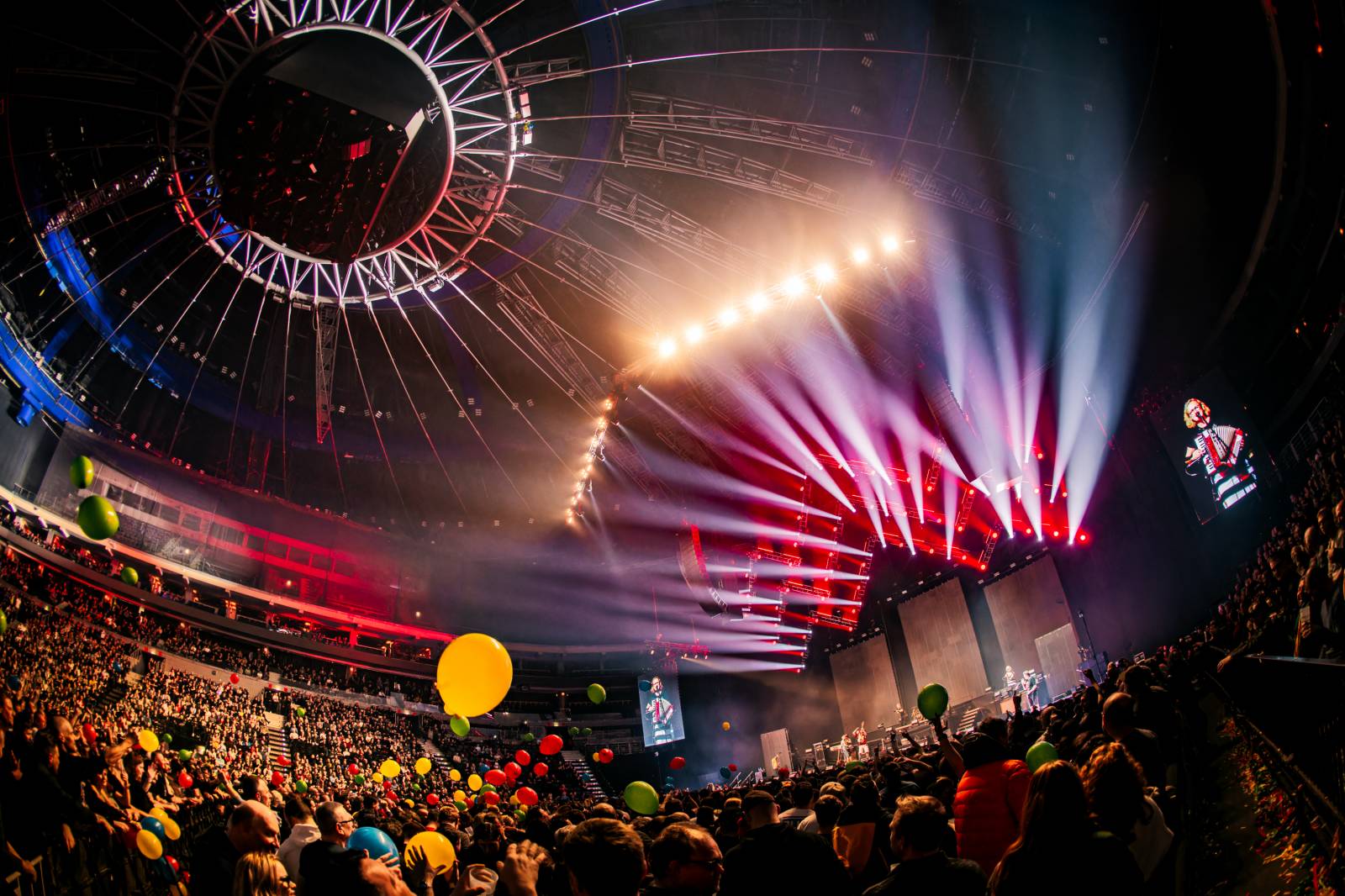 Tři sestry a Trautenberk rozjeli v O2 areně zatraceně dobrý večírek. Pilo se a tančilo na pódiu i pod ním