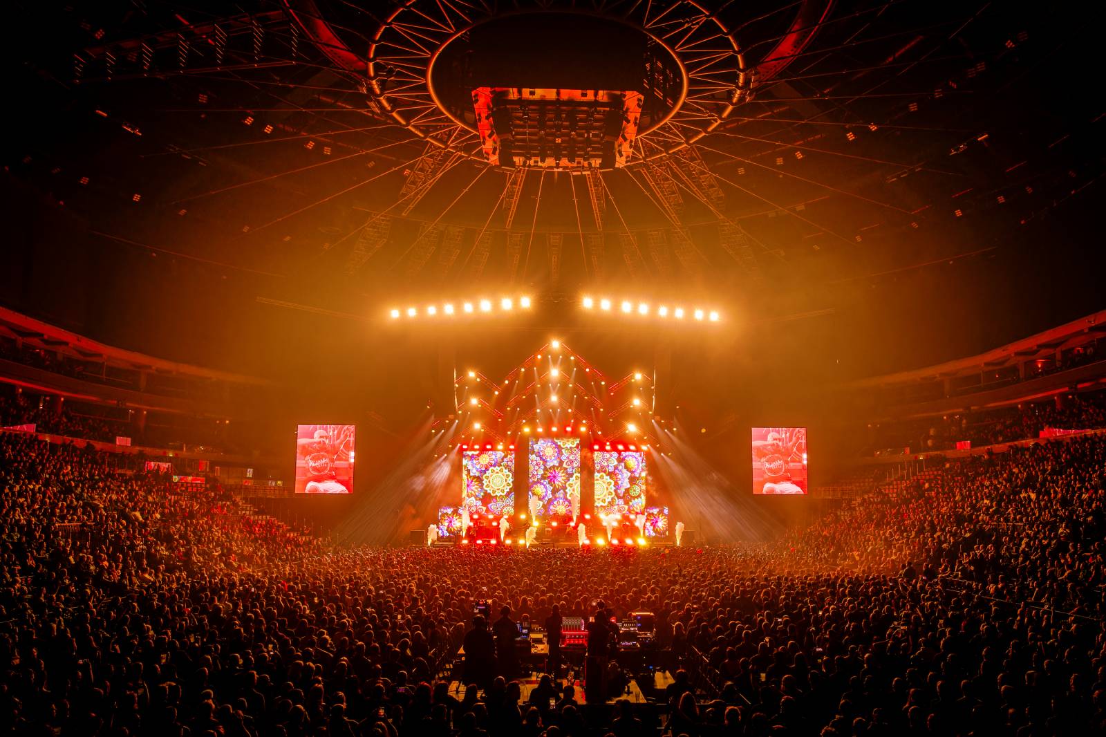 Tři sestry a Trautenberk rozjeli v O2 areně zatraceně dobrý večírek. Pilo se a tančilo na pódiu i pod ním