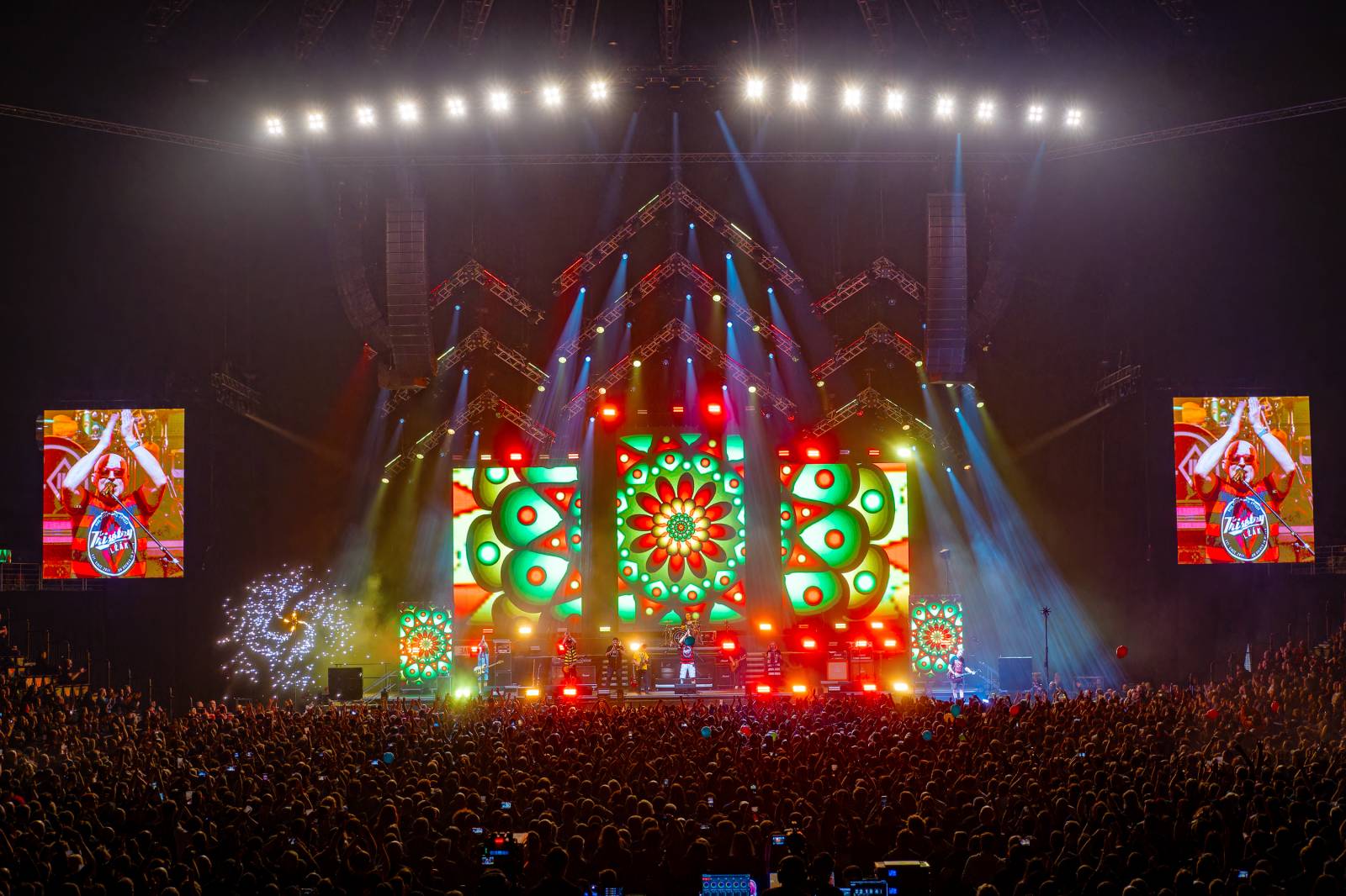 Tři sestry a Trautenberk rozjeli v O2 areně zatraceně dobrý večírek. Pilo se a tančilo na pódiu i pod ním