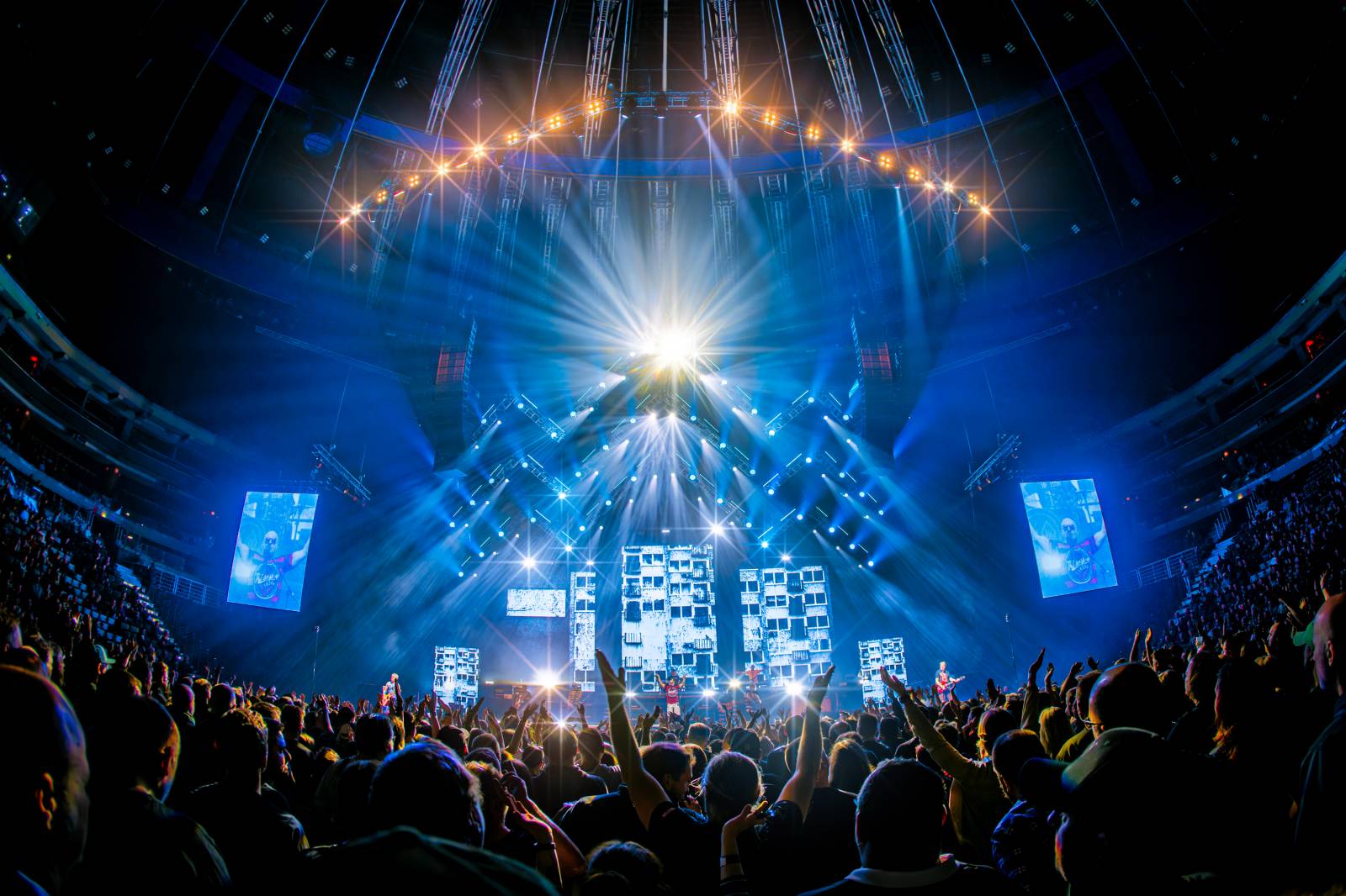 Tři sestry a Trautenberk rozjeli v O2 areně zatraceně dobrý večírek. Pilo se a tančilo na pódiu i pod ním