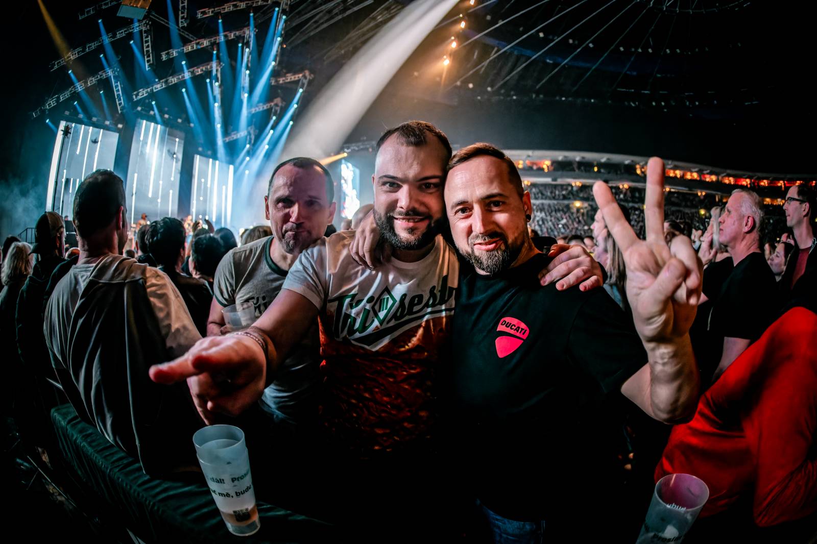 Tři sestry a Trautenberk rozjeli v O2 areně zatraceně dobrý večírek. Pilo se a tančilo na pódiu i pod ním