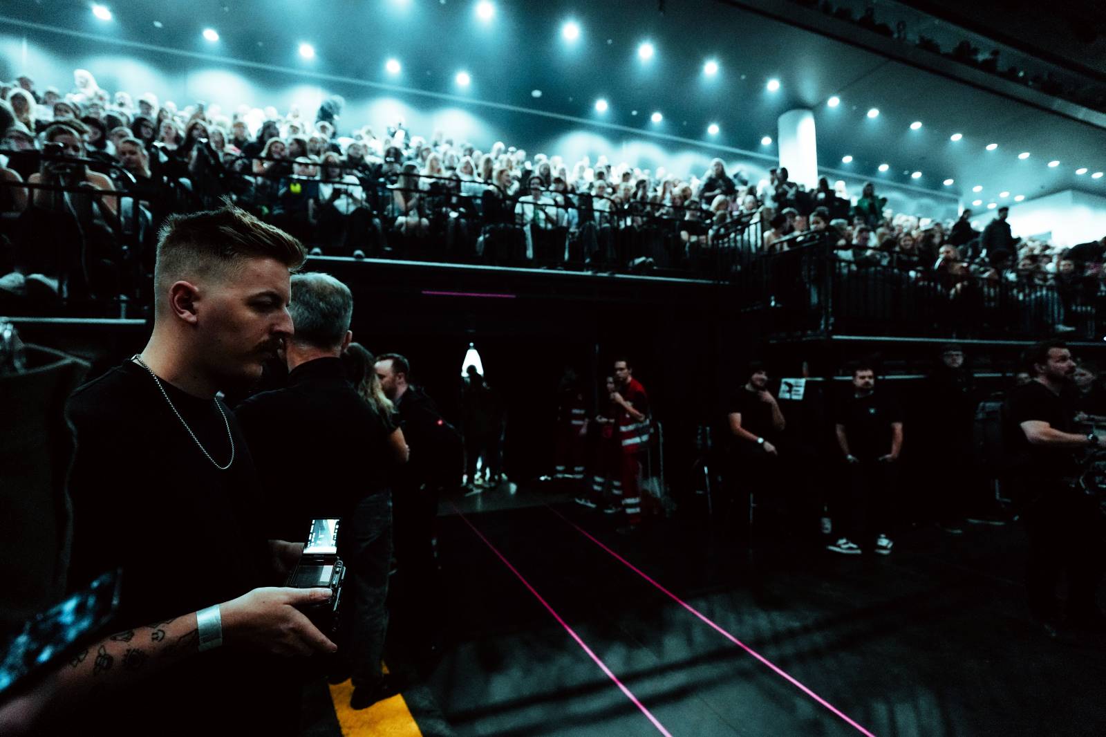 Nadšený řev a slzy štěstí. Ben Cristovao  a Sofian Medjmedj  vyvolali v O2 universu šílenství