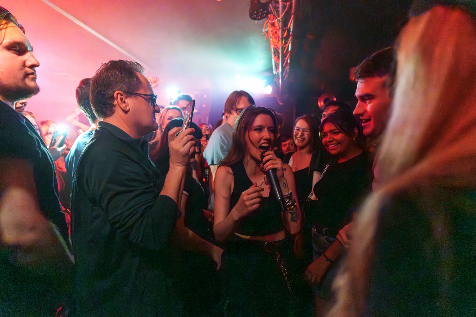 Rok 2025 objektivem fotografů | St. Vincent, Royal Republic i Halflive. To byla koncertní sezóna Jany Braunové