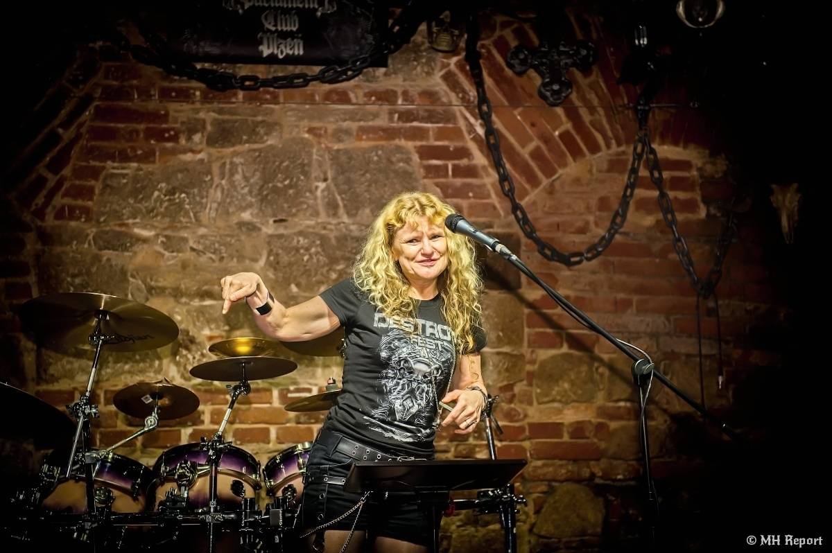 Search & Destroy ovládli Parlament Club. Koncert měl i narozeninový náboj