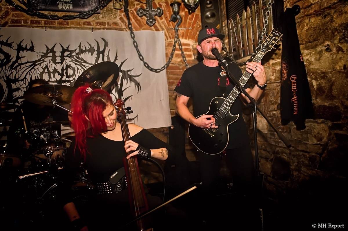 Search & Destroy ovládli Parlament Club. Koncert měl i narozeninový náboj