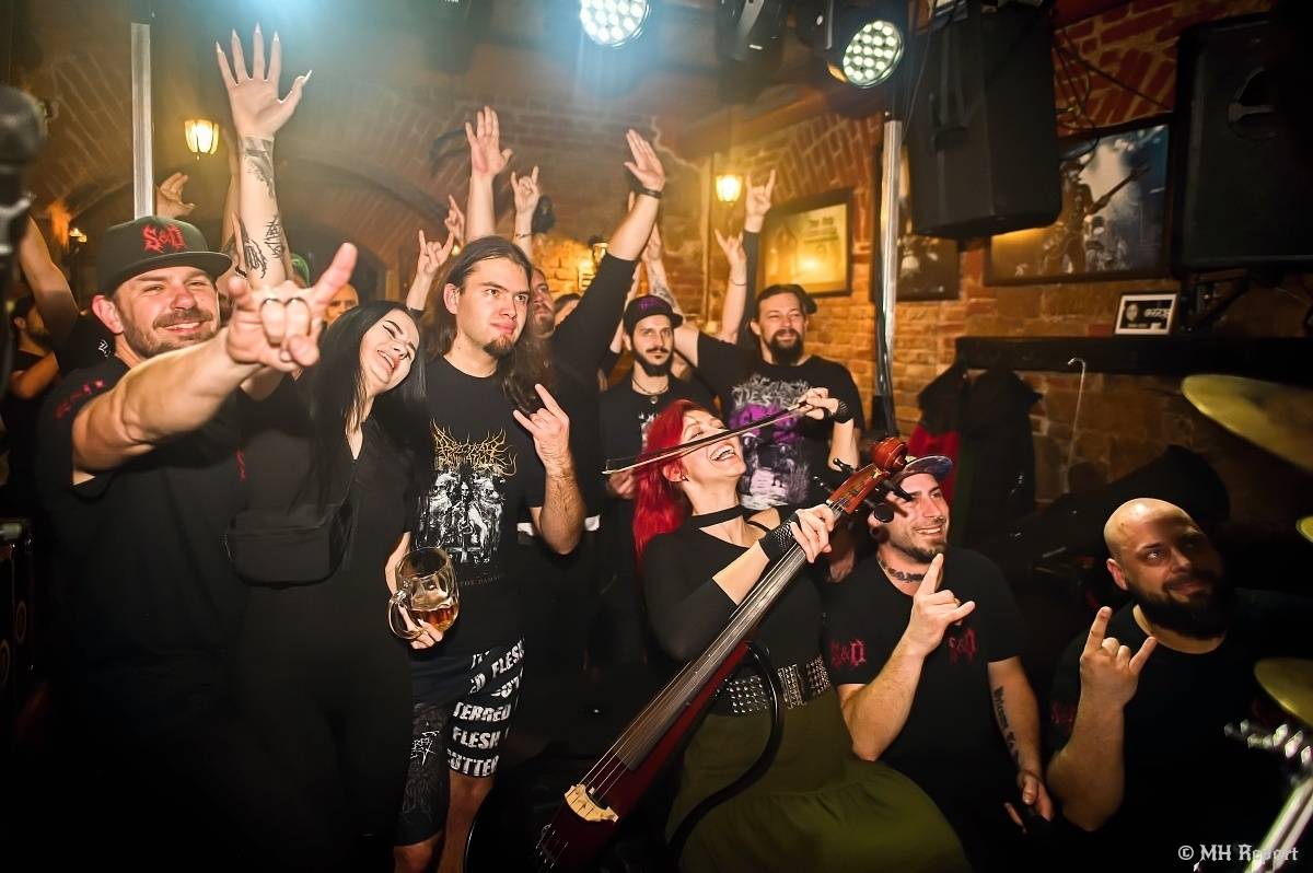 Search & Destroy ovládli Parlament Club. Koncert měl i narozeninový náboj