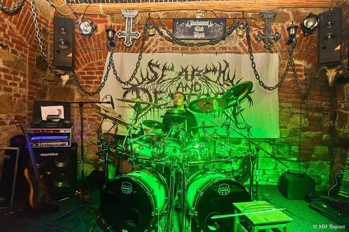 Search & Destroy ovládli Parlament Club. Koncert měl i narozeninový náboj