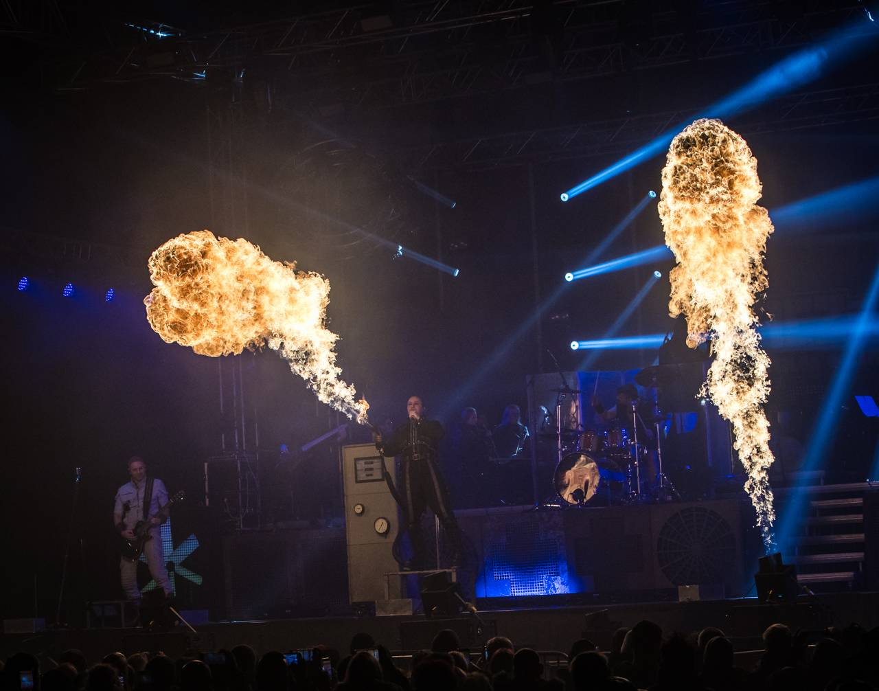 Plamenomety i zpěvačka v kleci. Rammstein Symphonic Tribute zatopil v Plzni pod kotlem