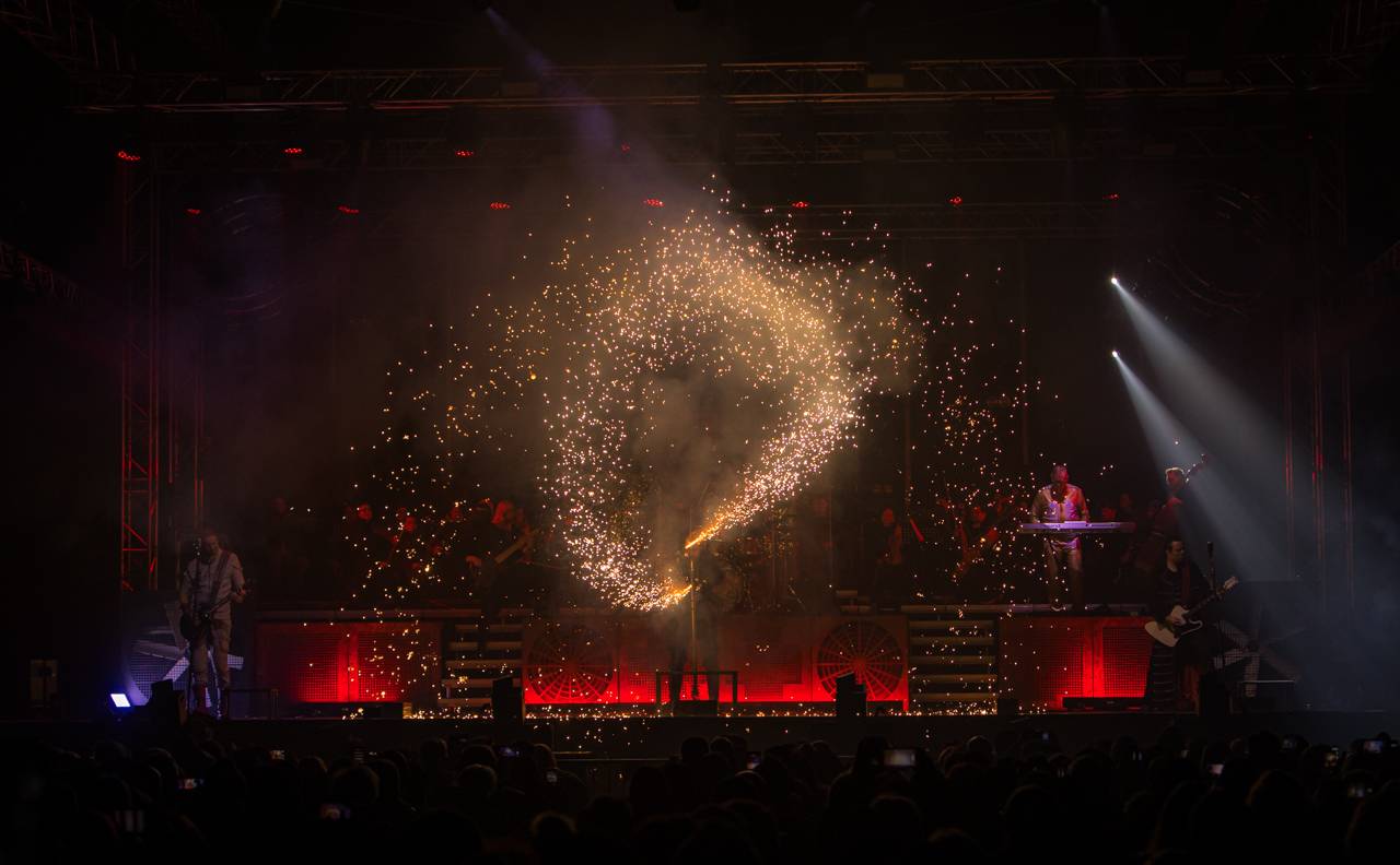 Plamenomety i zpěvačka v kleci. Rammstein Symphonic Tribute zatopil v Plzni pod kotlem