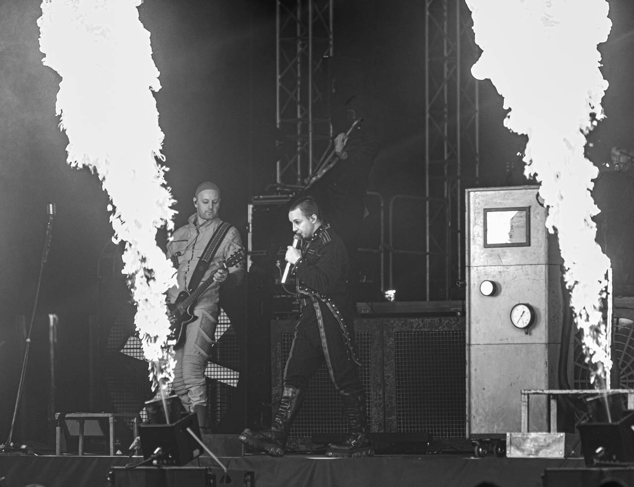 Plamenomety i zpěvačka v kleci. Rammstein Symphonic Tribute zatopil v Plzni pod kotlem