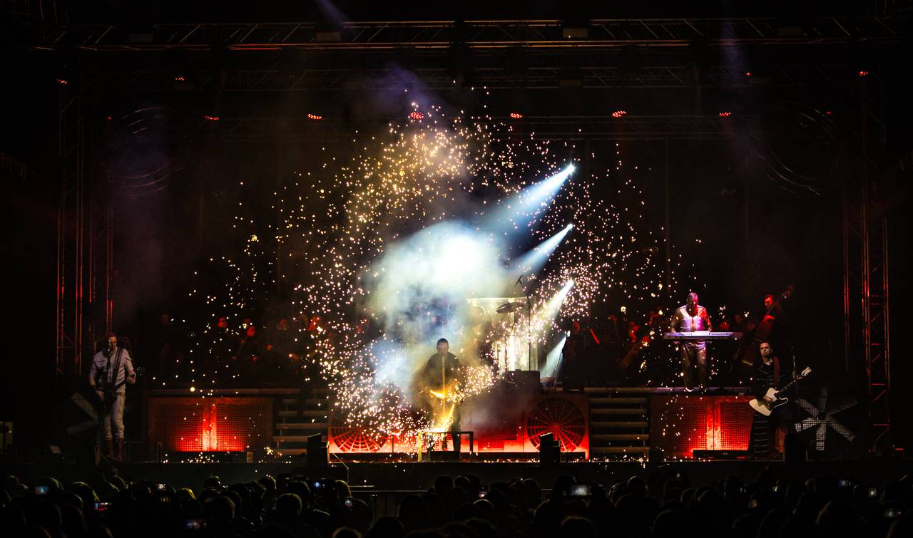 Plamenomety i zpěvačka v kleci. Rammstein Symphonic Tribute zatopil v Plzni pod kotlem