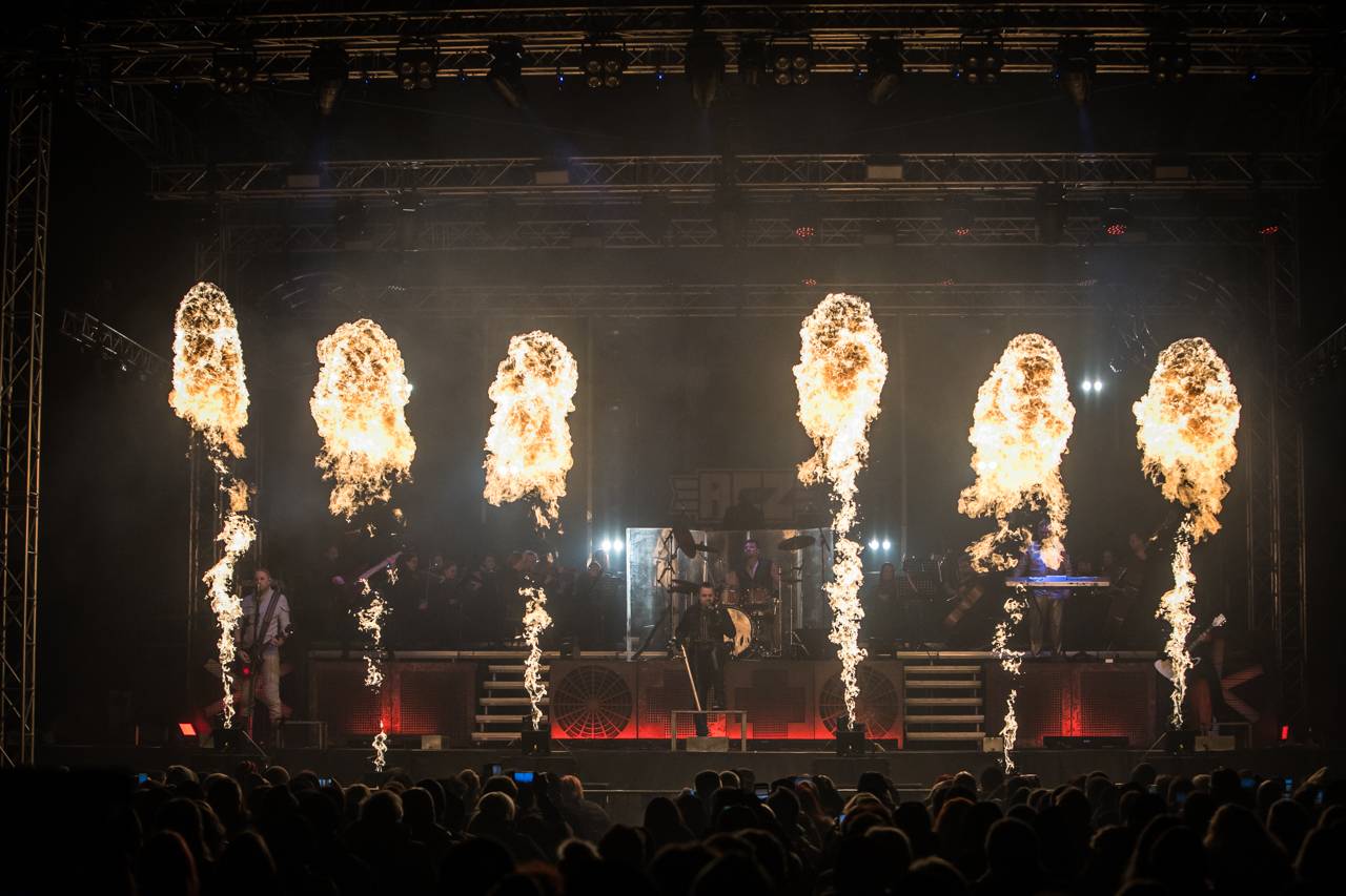 Plamenomety i zpěvačka v kleci. Rammstein Symphonic Tribute zatopil v Plzni pod kotlem