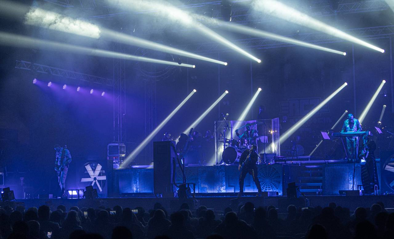 Plamenomety i zpěvačka v kleci. Rammstein Symphonic Tribute zatopil v Plzni pod kotlem