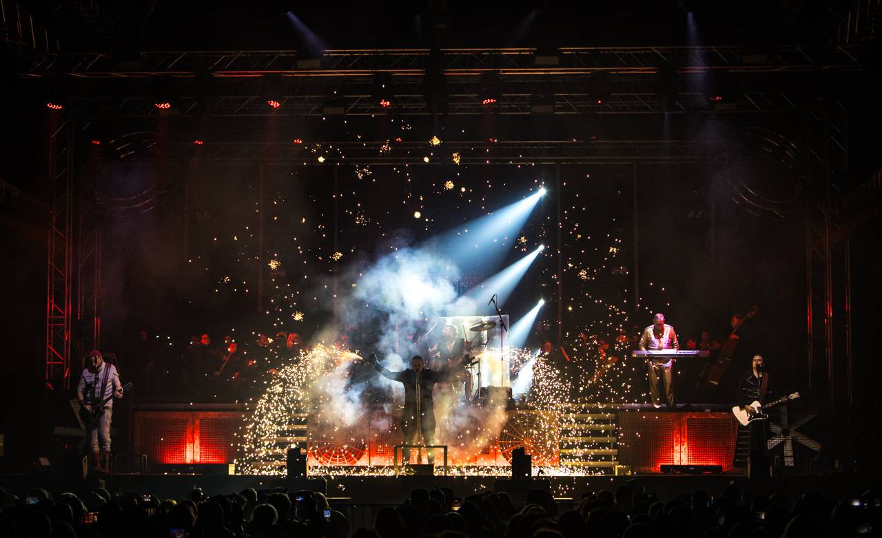 Plamenomety i zpěvačka v kleci. Rammstein Symphonic Tribute zatopil v Plzni pod kotlem