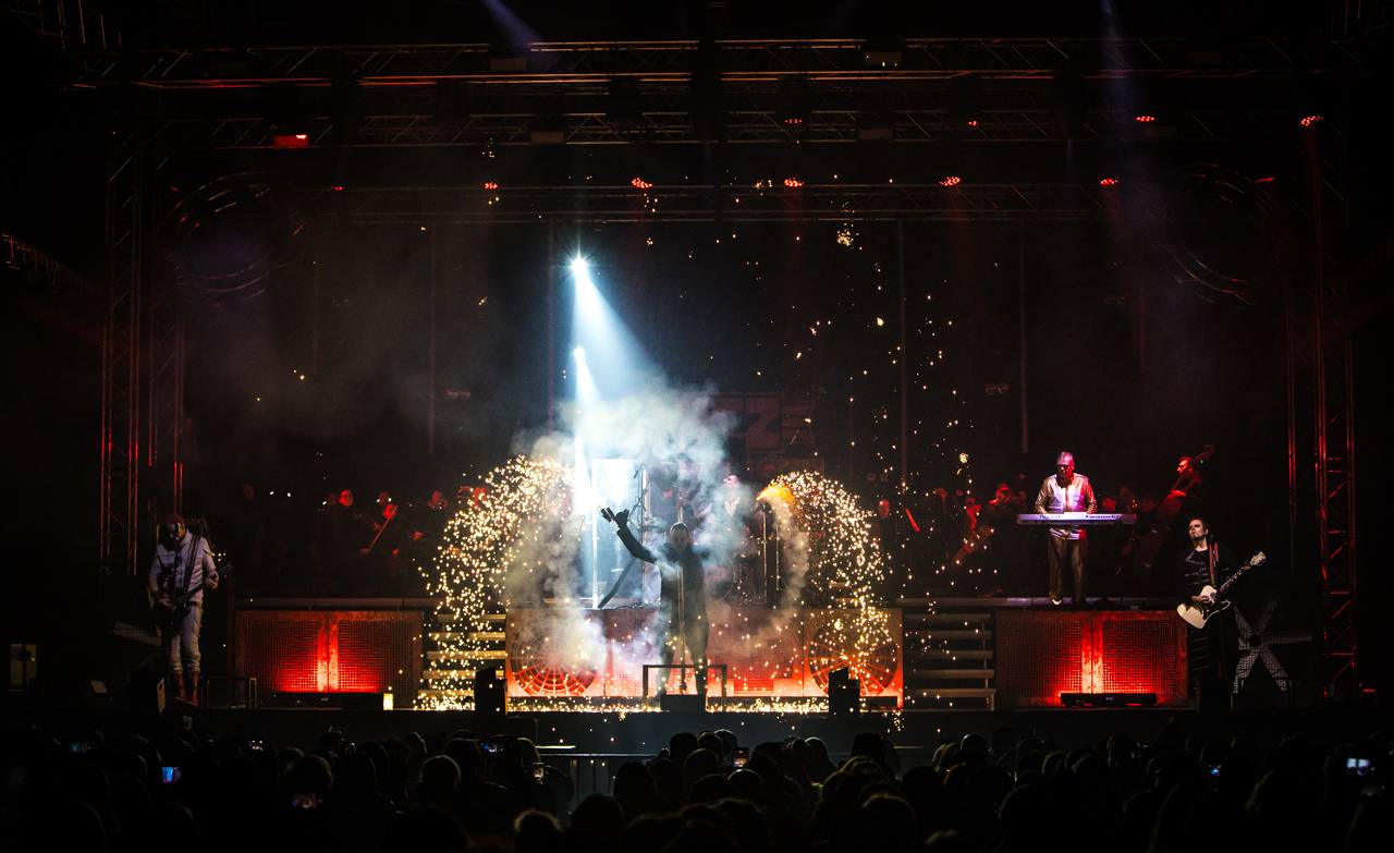 Plamenomety i zpěvačka v kleci. Rammstein Symphonic Tribute zatopil v Plzni pod kotlem