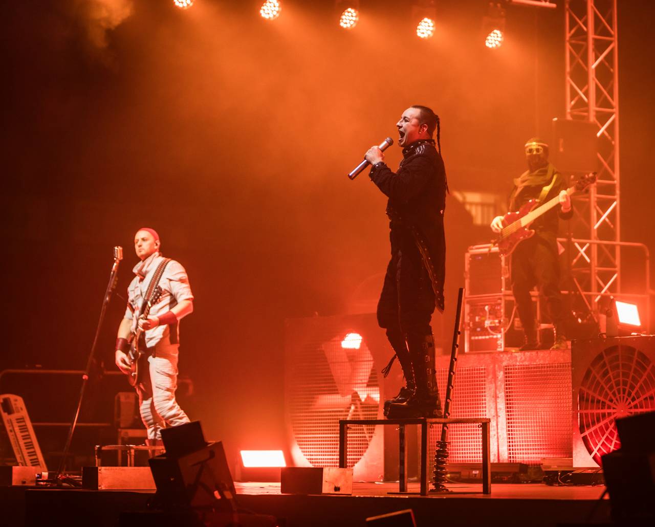 Plamenomety i zpěvačka v kleci. Rammstein Symphonic Tribute zatopil v Plzni pod kotlem