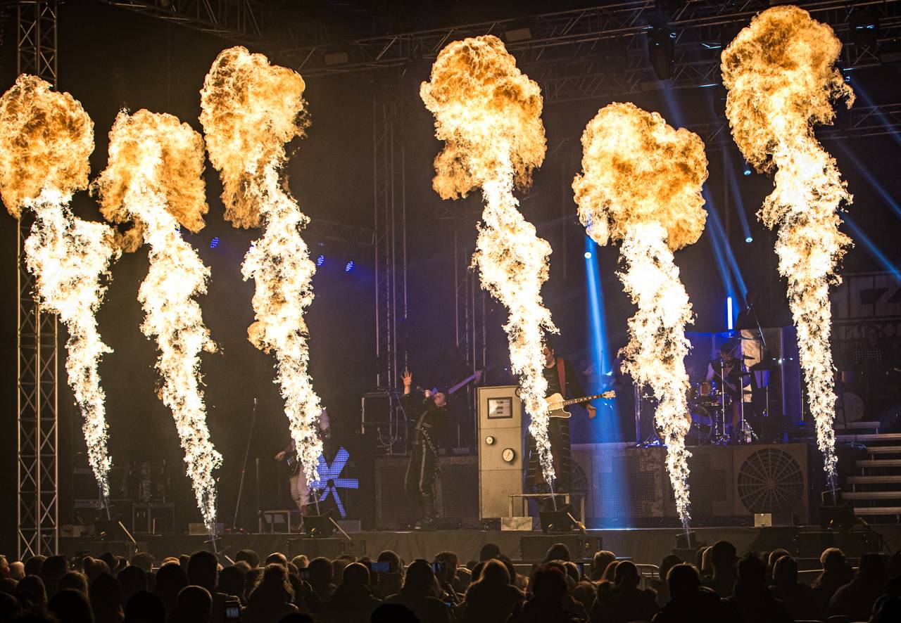 Plamenomety i zpěvačka v kleci. Rammstein Symphonic Tribute zatopil v Plzni pod kotlem