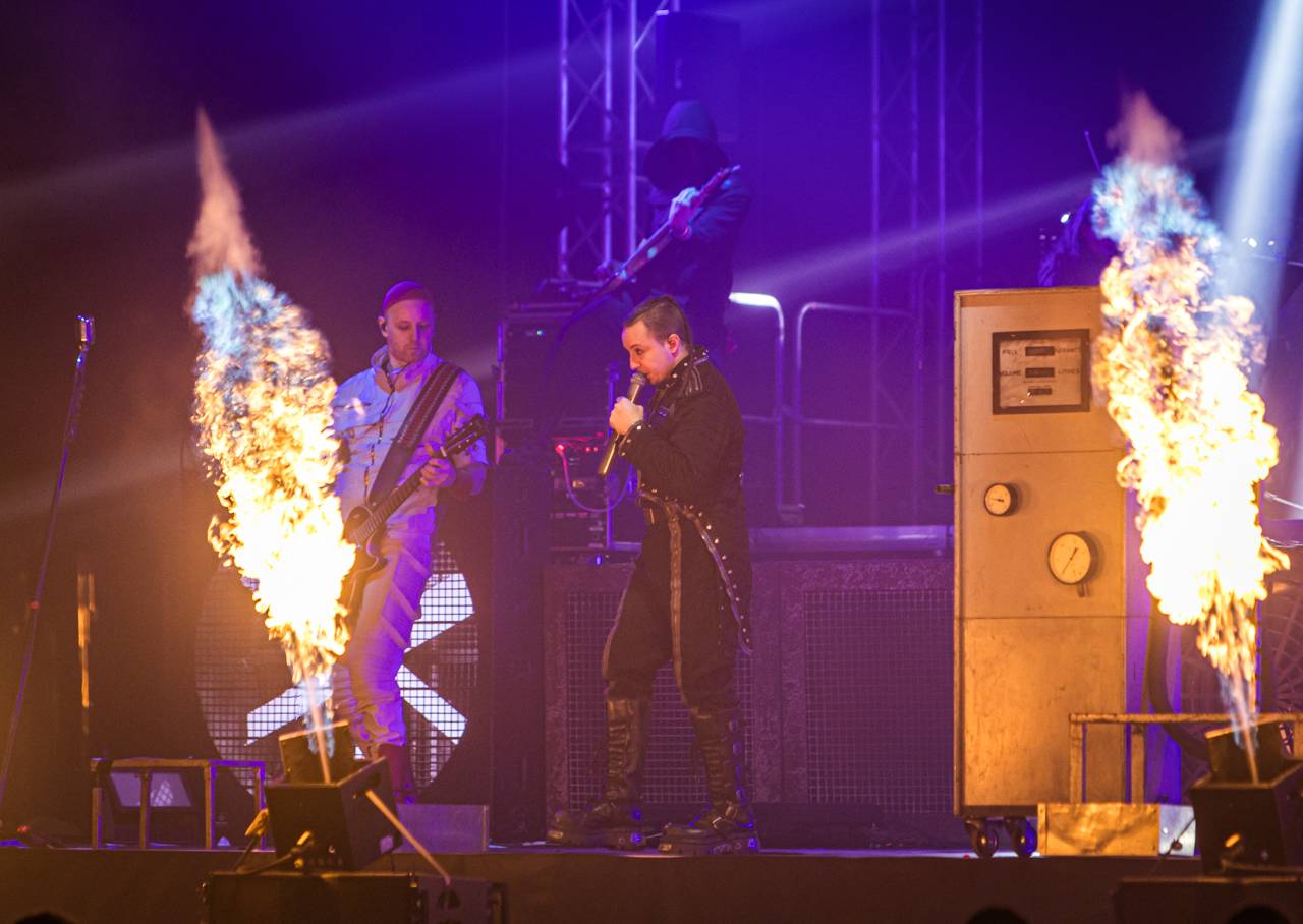 Plamenomety i zpěvačka v kleci. Rammstein Symphonic Tribute zatopil v Plzni pod kotlem