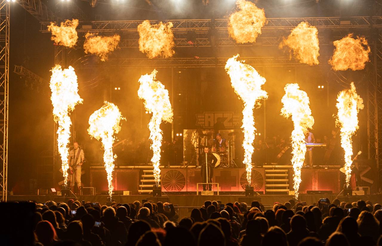 Plamenomety i zpěvačka v kleci. Rammstein Symphonic Tribute zatopil v Plzni pod kotlem